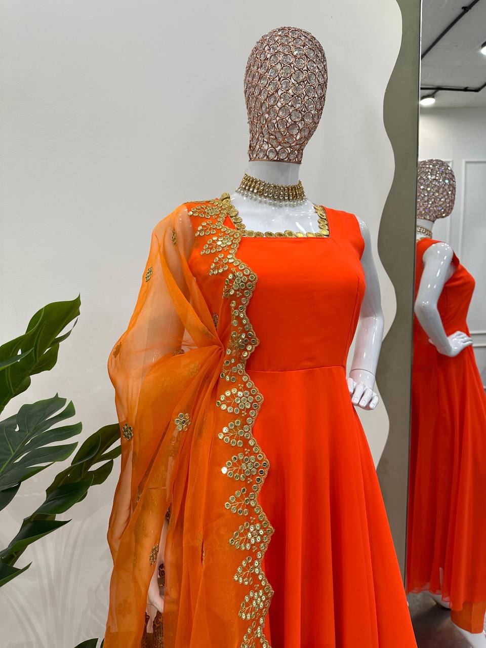 पार्टी वेयर लुक: कॉइन लेस बॉर्डर वाला टॉप-पैंट और दुपट्टा