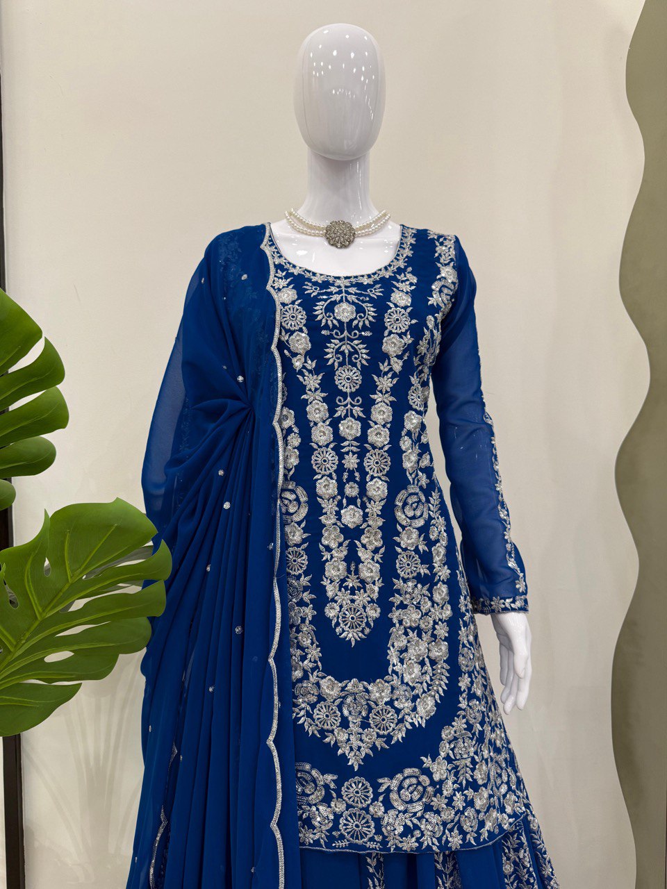 धागे और सीक्वेंस वर्क से सजा पार्टी वेयर टॉप-बॉटम और दुपट्टा