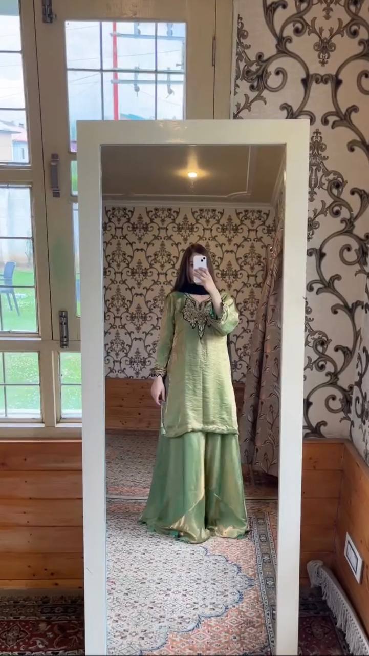 हैवी एम्ब्रॉयडरी सीक्वेंस वर्क वाला पार्टी वेयर सूट सेट