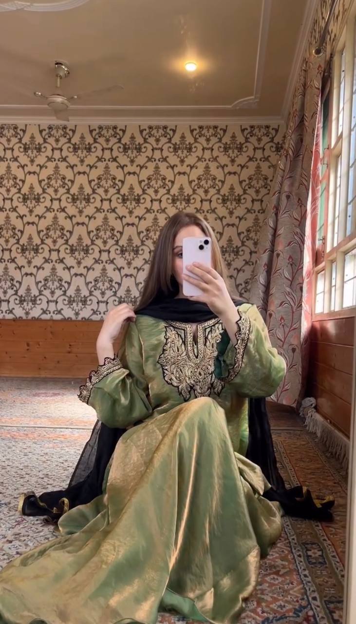 हैवी एम्ब्रॉयडरी सीक्वेंस वर्क वाला पार्टी वेयर सूट सेट