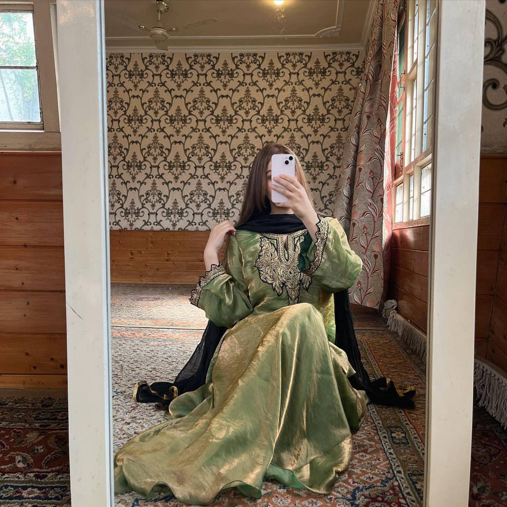 हैवी एम्ब्रॉयडरी सीक्वेंस वर्क वाला पार्टी वेयर सूट सेट