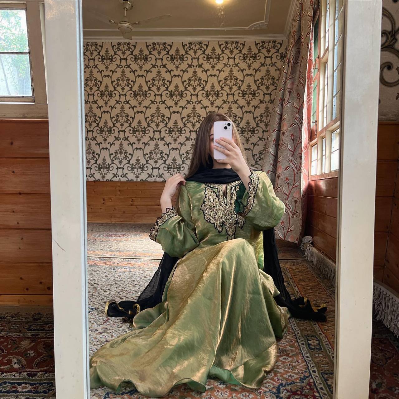 हैवी एम्ब्रॉयडरी सीक्वेंस वर्क वाला पार्टी वेयर सूट सेट