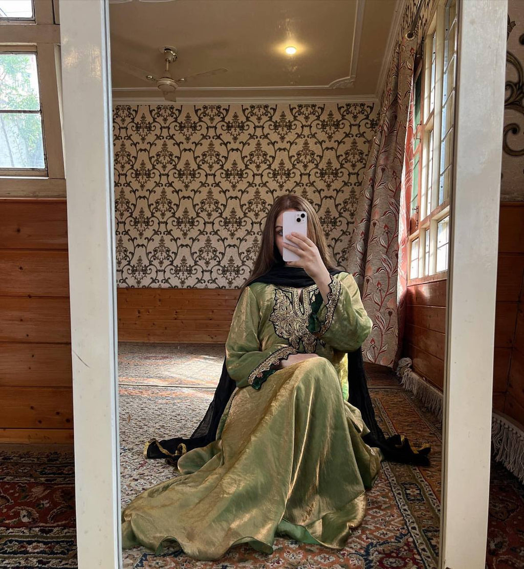 हैवी एम्ब्रॉयडरी सीक्वेंस वर्क वाला पार्टी वेयर सूट सेट