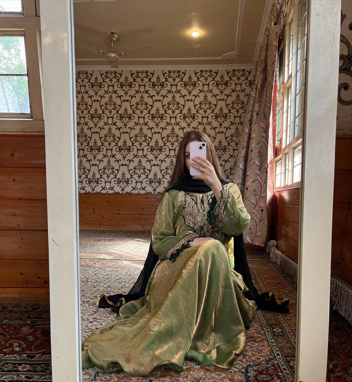 हैवी एम्ब्रॉयडरी सीक्वेंस वर्क वाला पार्टी वेयर सूट सेट