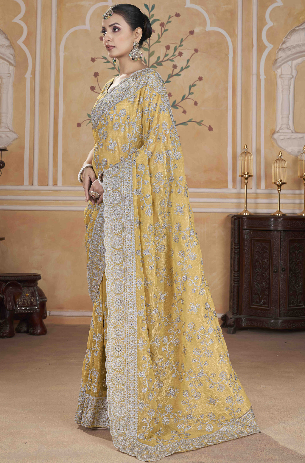 ज़री की कढ़ाई और डायमंड वर्क वाली शानदार साड़ी