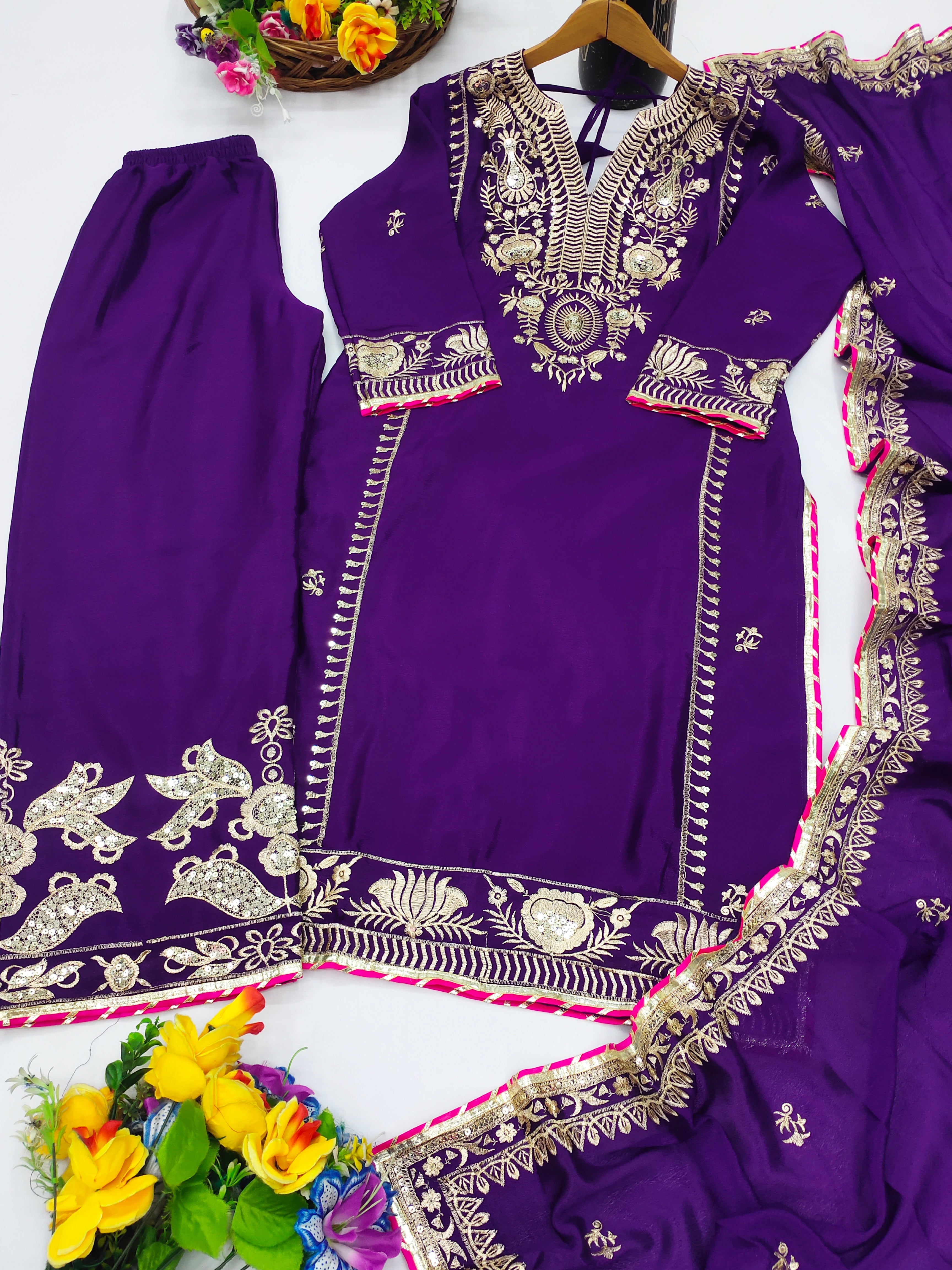 सुंदर पार्टी वेयर सूट का निचला हिस्सा और दुपट्टा, सीक्वेंस कढ़ाई के काम के साथ।