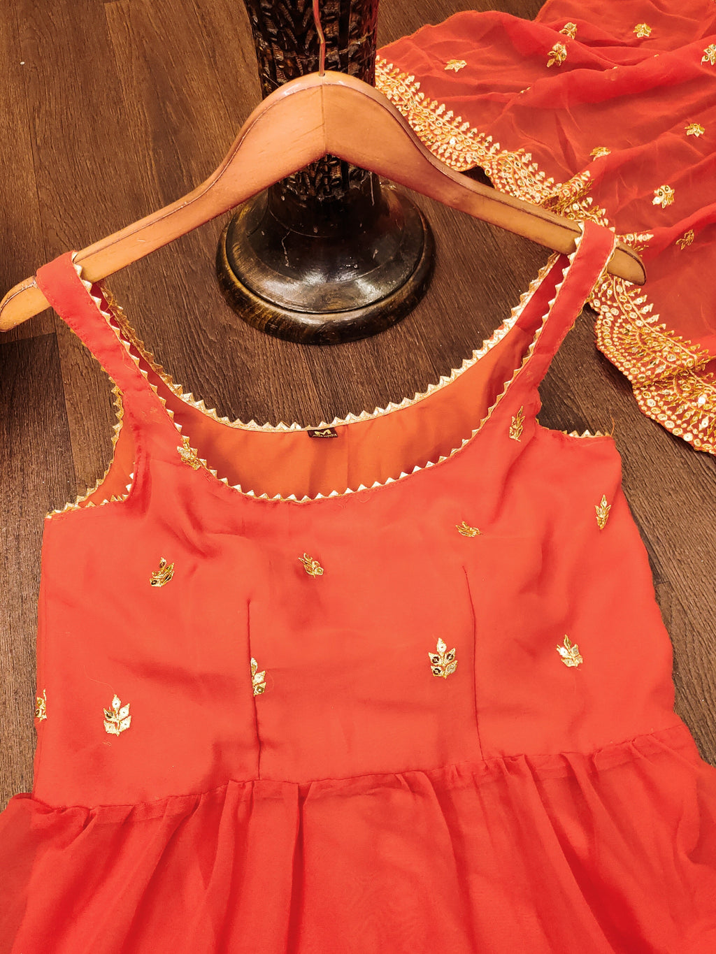 सीक्वेंस एम्ब्रॉयडरी वर्क वाला डिज़ाइनर एम्ब्रॉयडर्ड जॉर्जेट गाउन