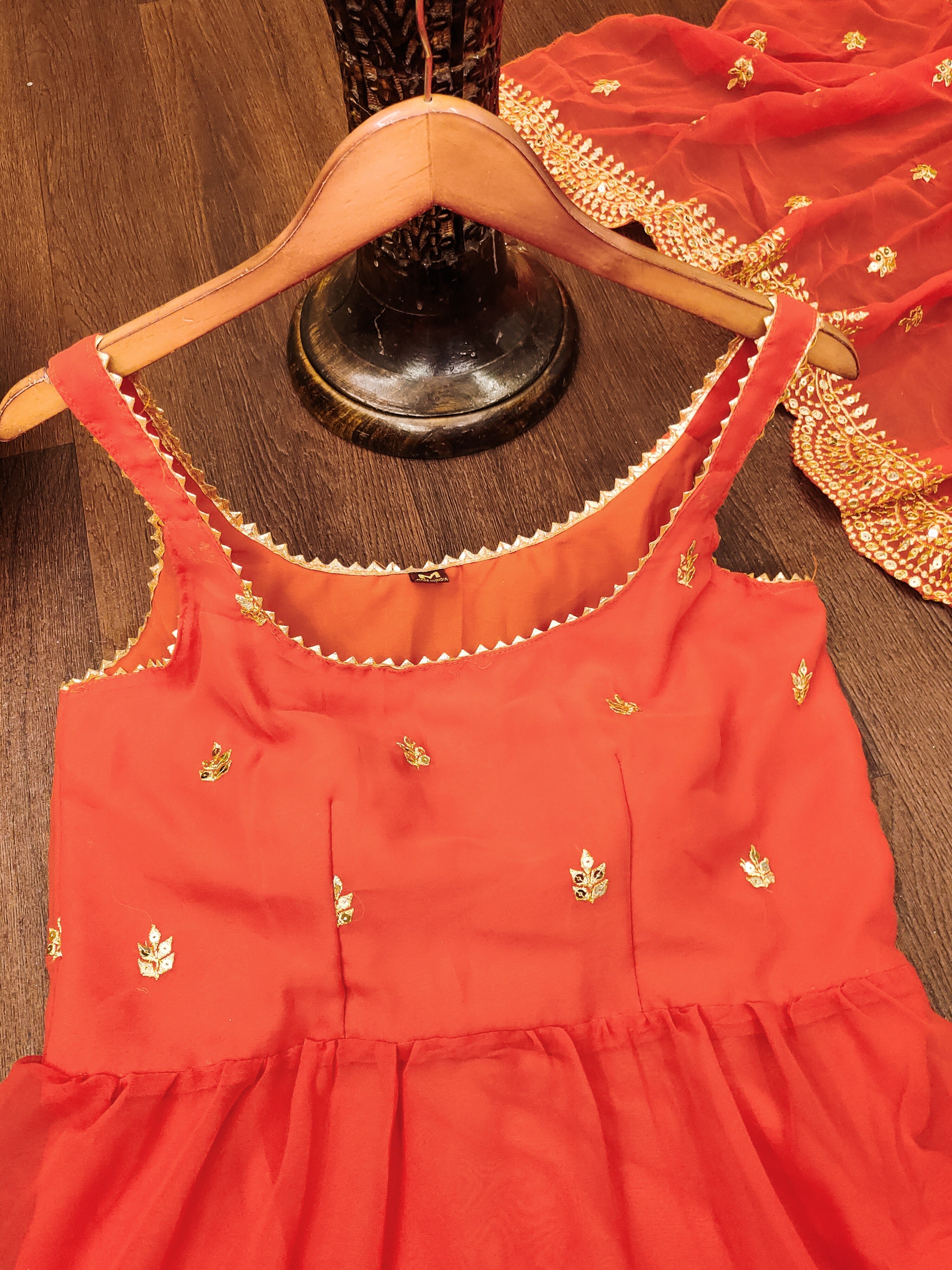 सीक्वेंस एम्ब्रॉयडरी वर्क वाला डिज़ाइनर एम्ब्रॉयडर्ड जॉर्जेट गाउन