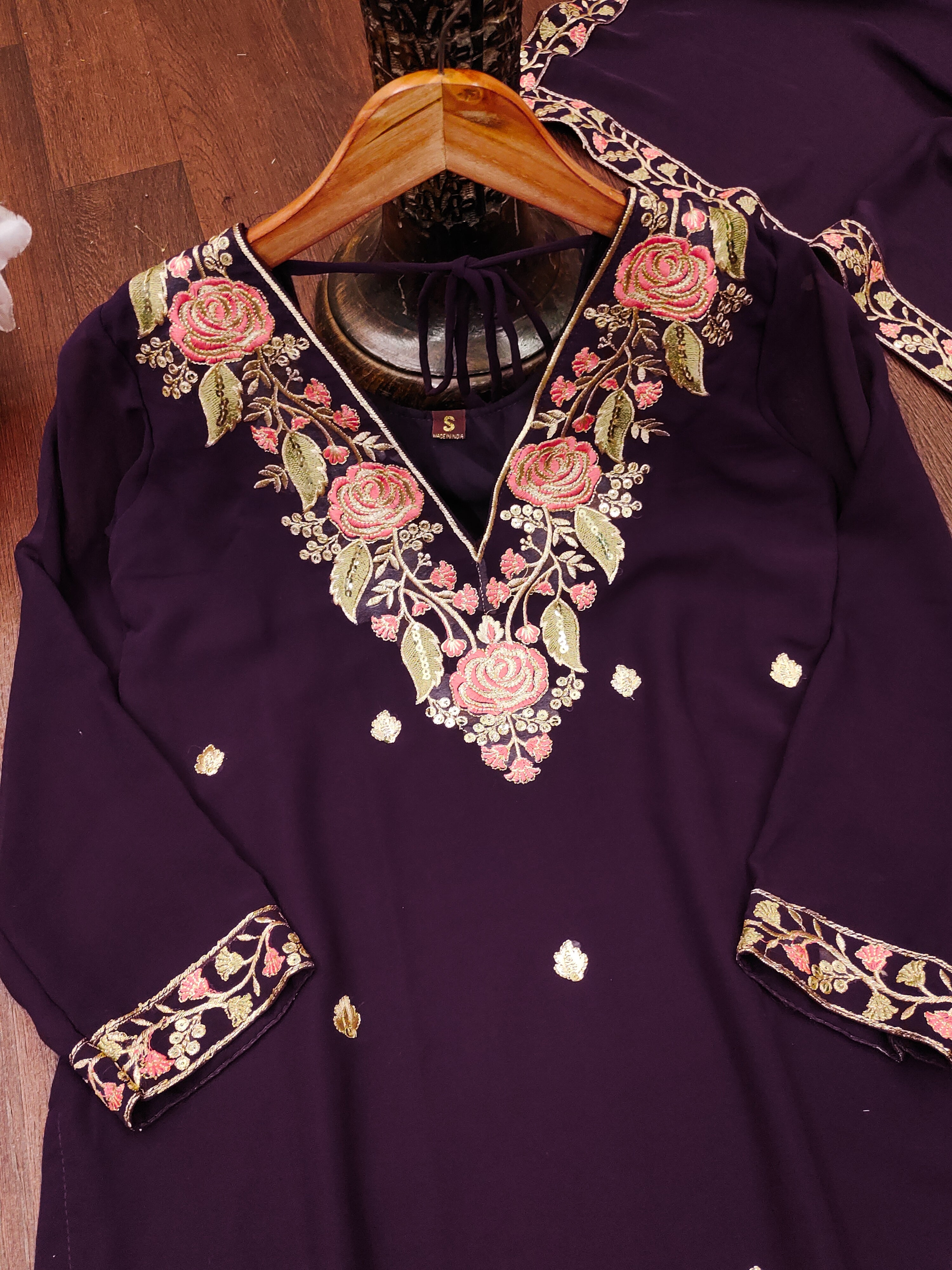 सीक्वेंस एम्ब्रॉयडरी वर्क वाला डिज़ाइनर एम्ब्रॉयडर्ड जॉर्जेट सूट