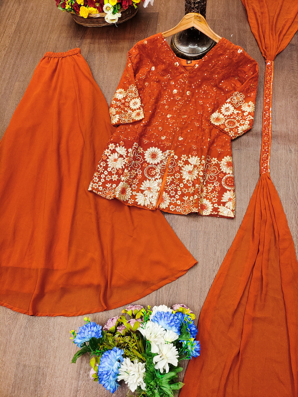 डिजाइनर कढ़ाई वाला जॉर्जेट सूट, प्लाज़ो और दुपट्टा