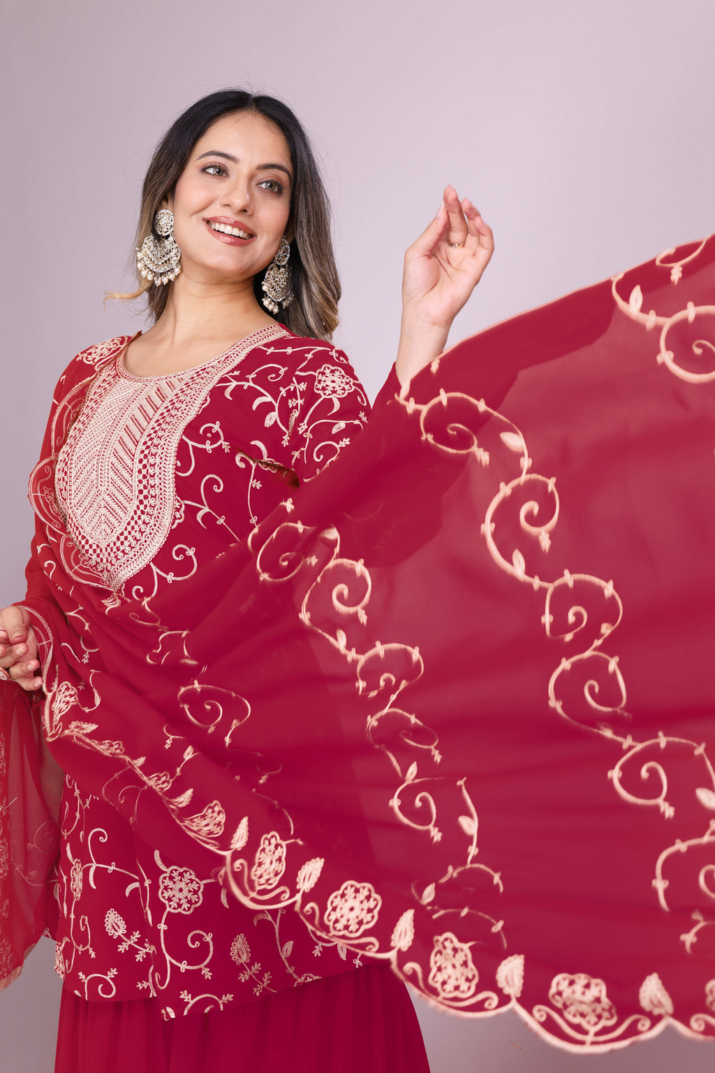 डिजाइनर कढ़ाई वाला जॉर्जेट शरारा सूट दुपट्टे के साथ