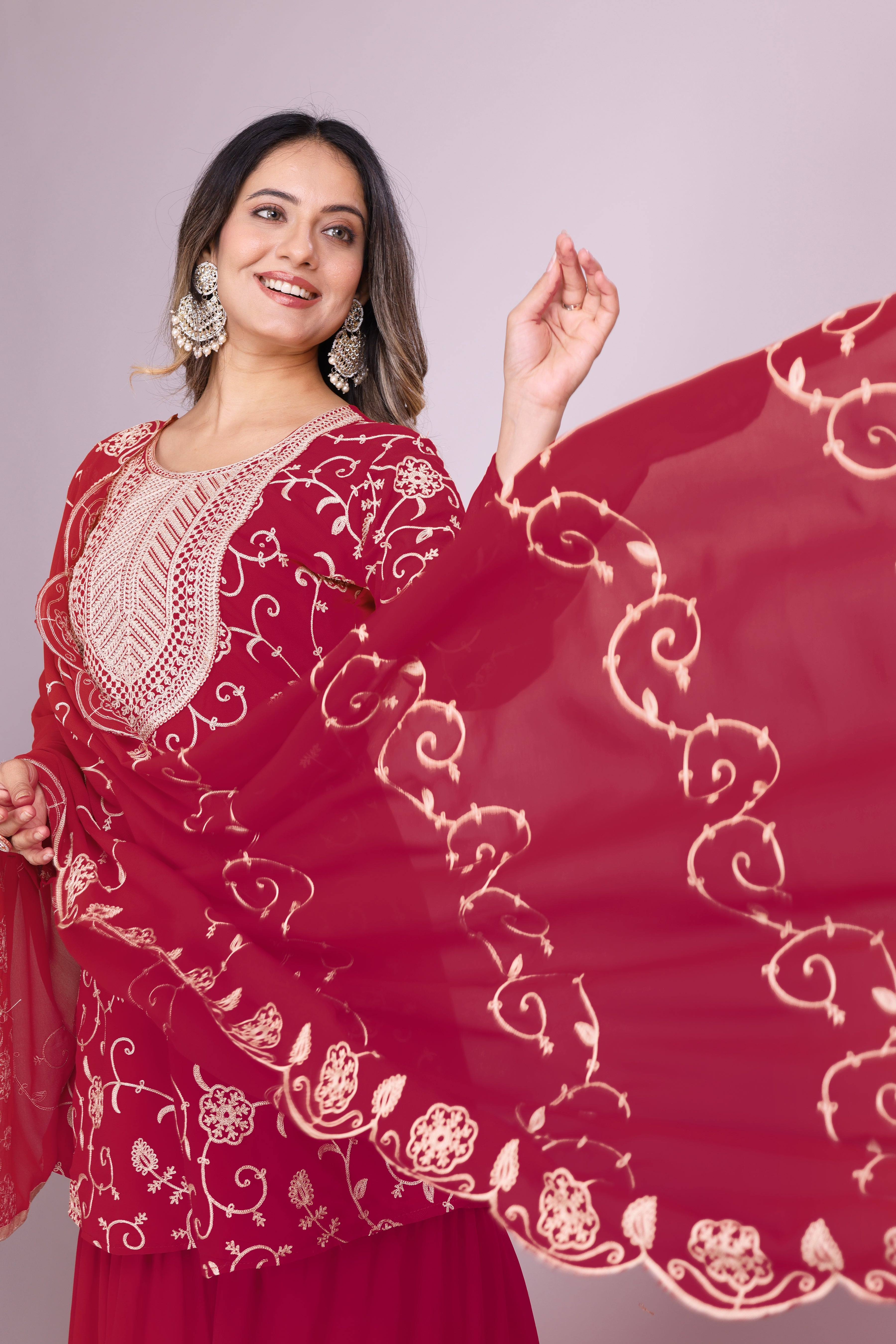 डिजाइनर कढ़ाई वाला जॉर्जेट शरारा सूट दुपट्टे के साथ