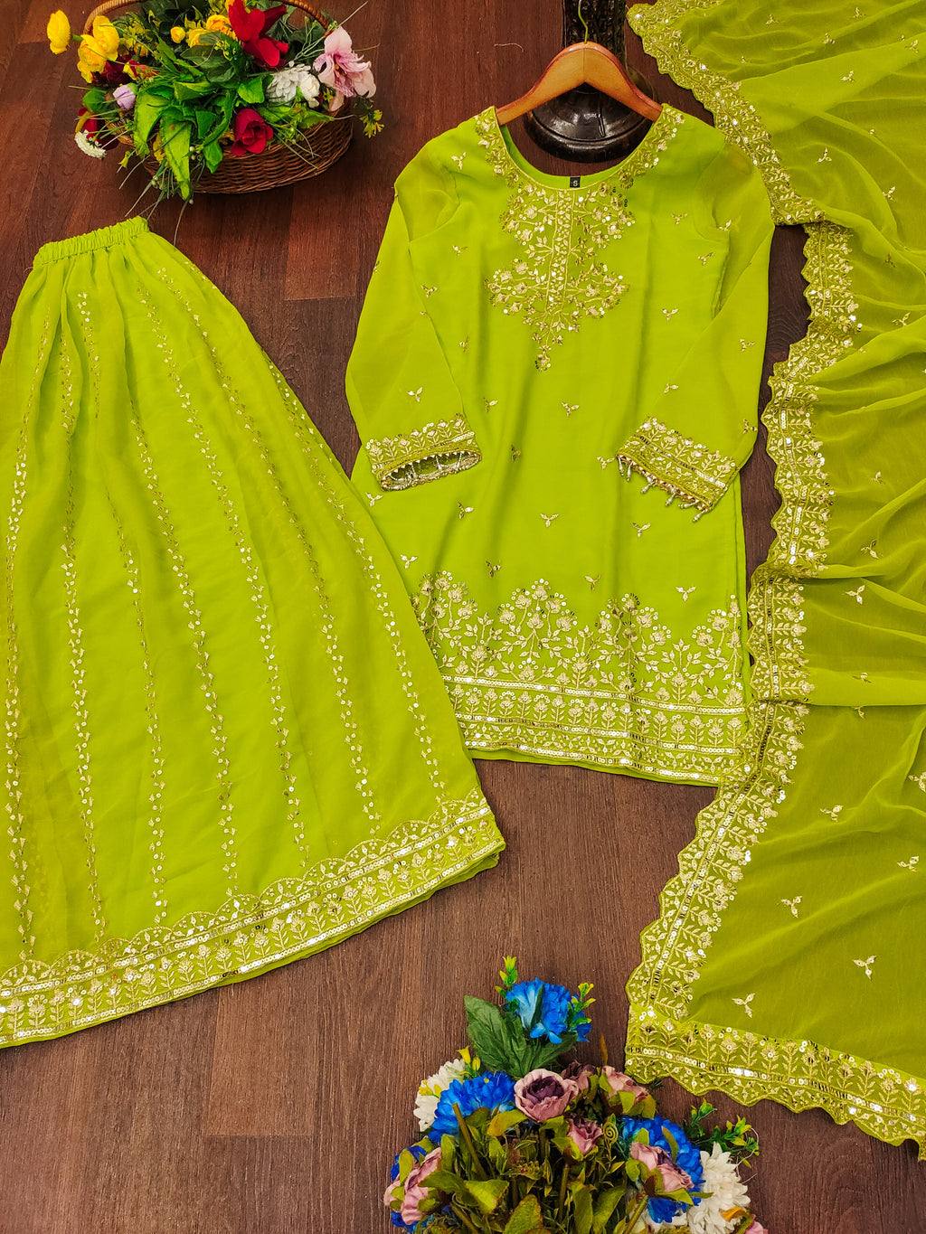 सीक्वेंस एम्ब्रॉयडरी वर्क वाला डिज़ाइनर एम्ब्रॉयडर्ड जॉर्जेट शरारा सूट
