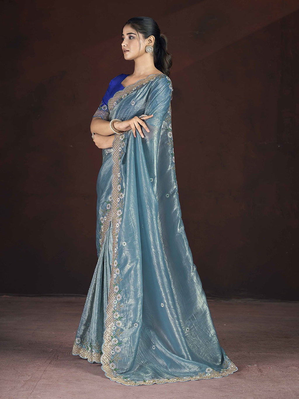 बहुधागों से की गई सुंदर पुष्प कढ़ाई वाली खूबसूरत साड़ी