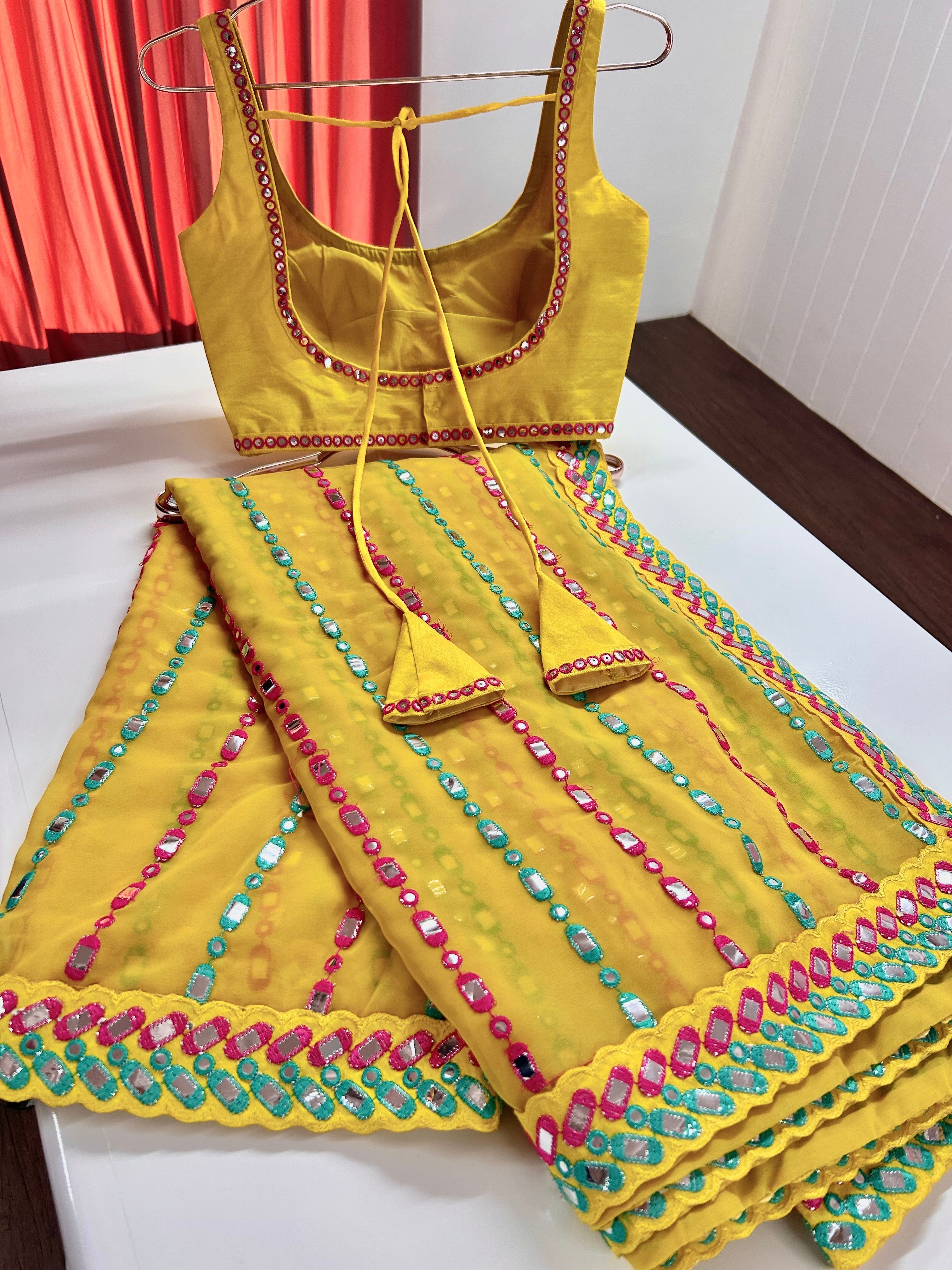 पार्टी के लिए उपयुक्त, धागे और कागज के दर्पण वर्क वाली खूबसूरत साड़ी।