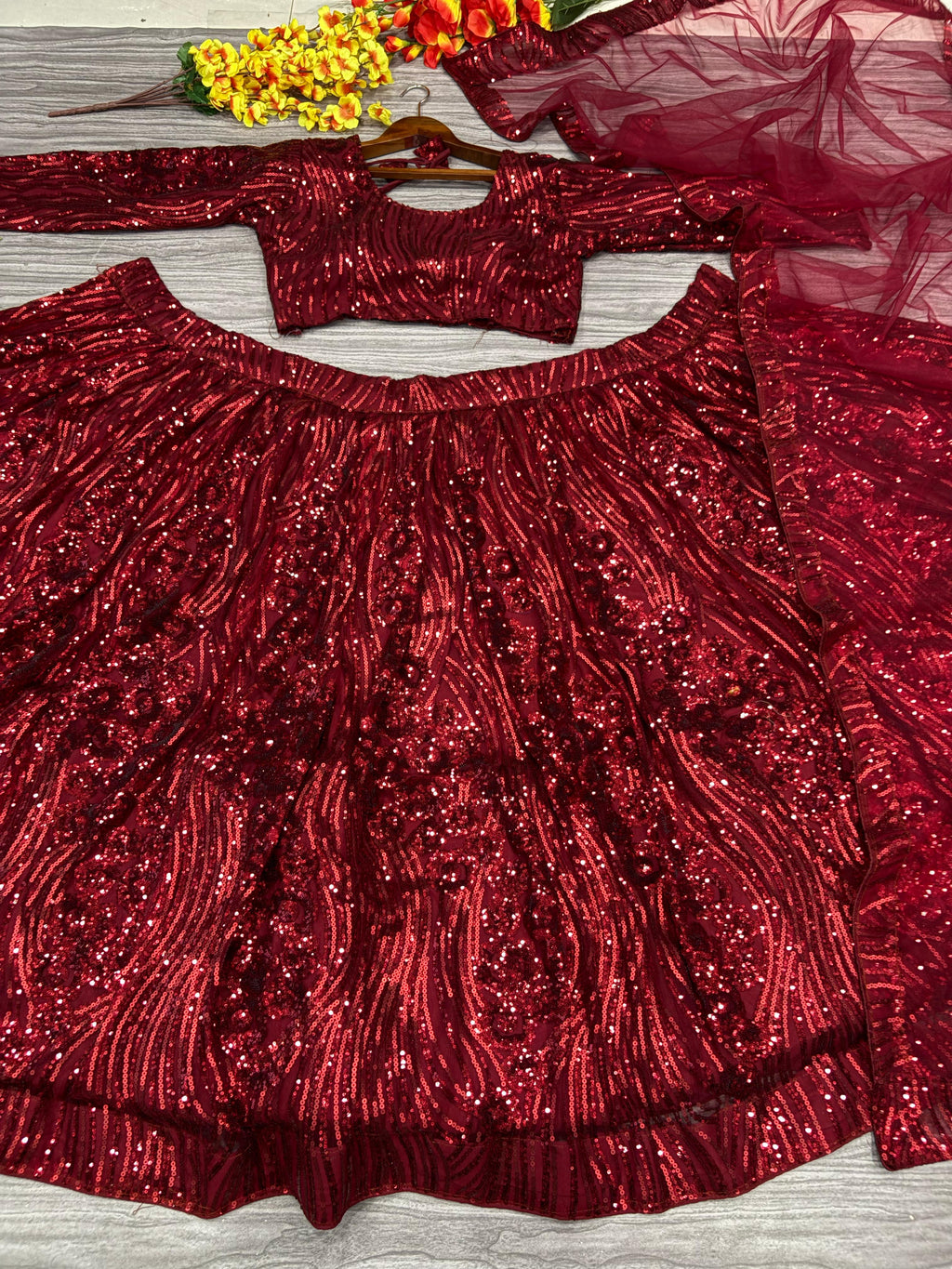 पार्टी वेयर ट्रेंडी लहंगा चोली, खूबसूरत कढ़ाई वर्क के साथ