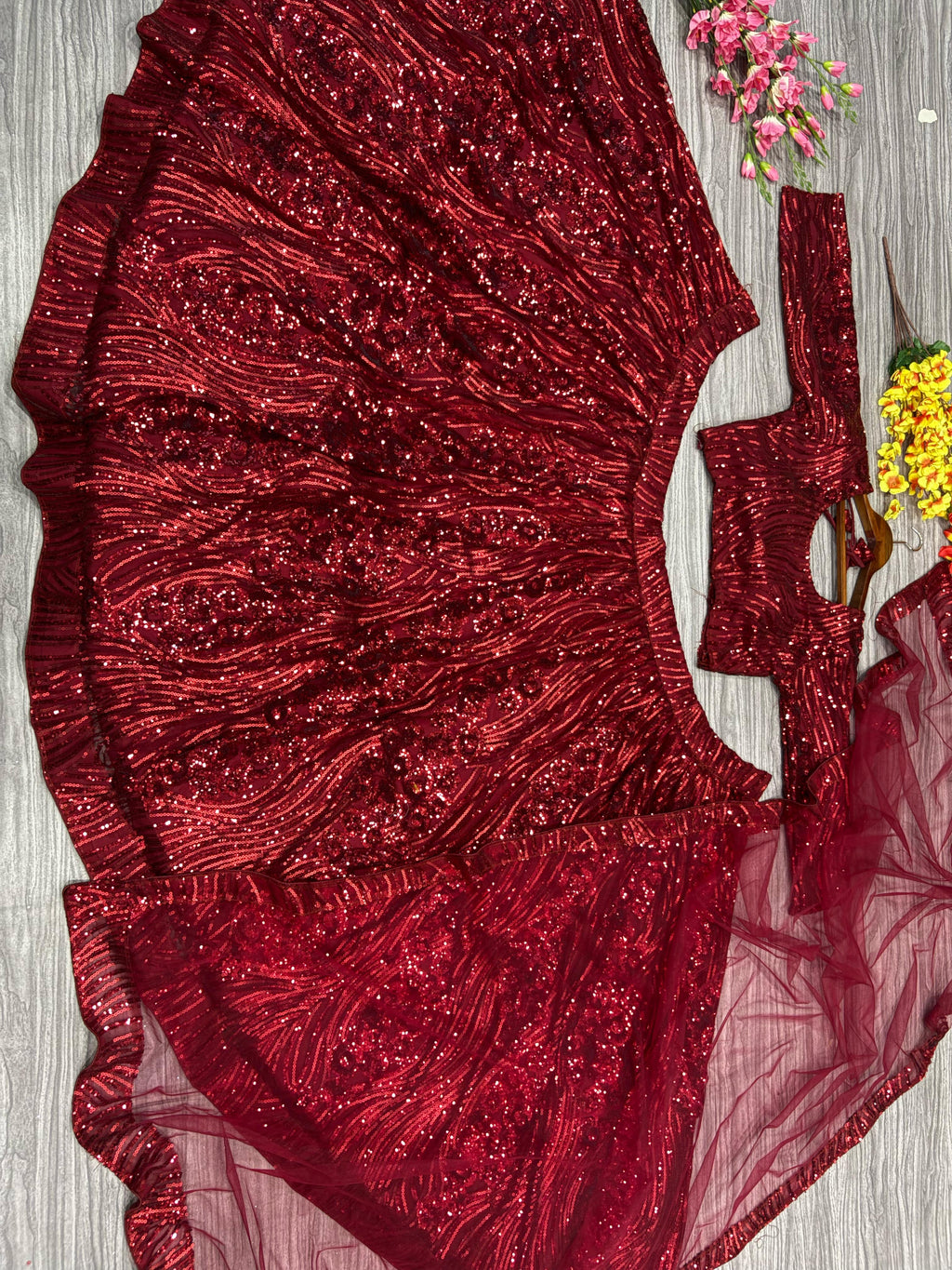 पार्टी वेयर ट्रेंडी लहंगा चोली, खूबसूरत कढ़ाई वर्क के साथ