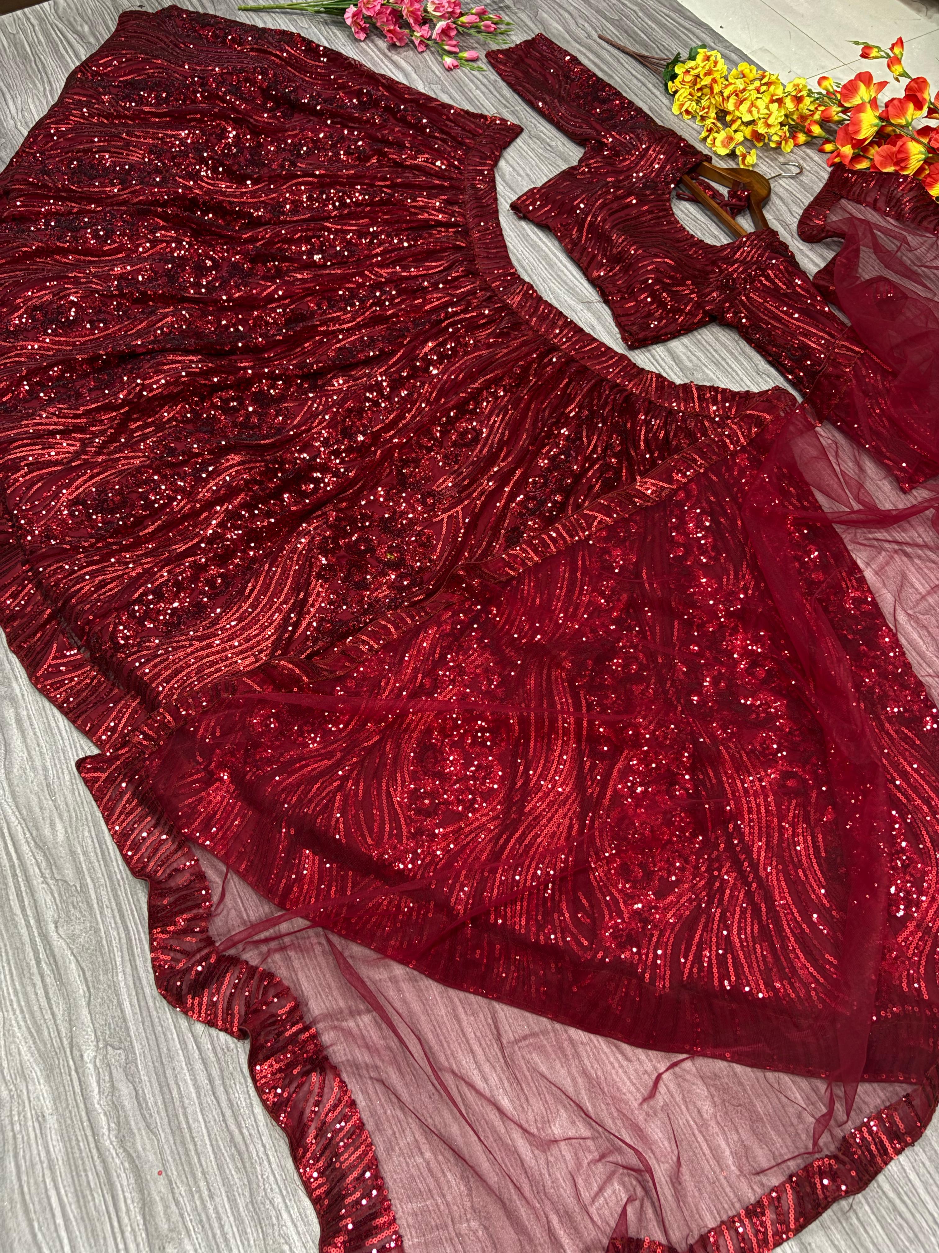 पार्टी वेयर ट्रेंडी लहंगा चोली, खूबसूरत कढ़ाई वर्क के साथ