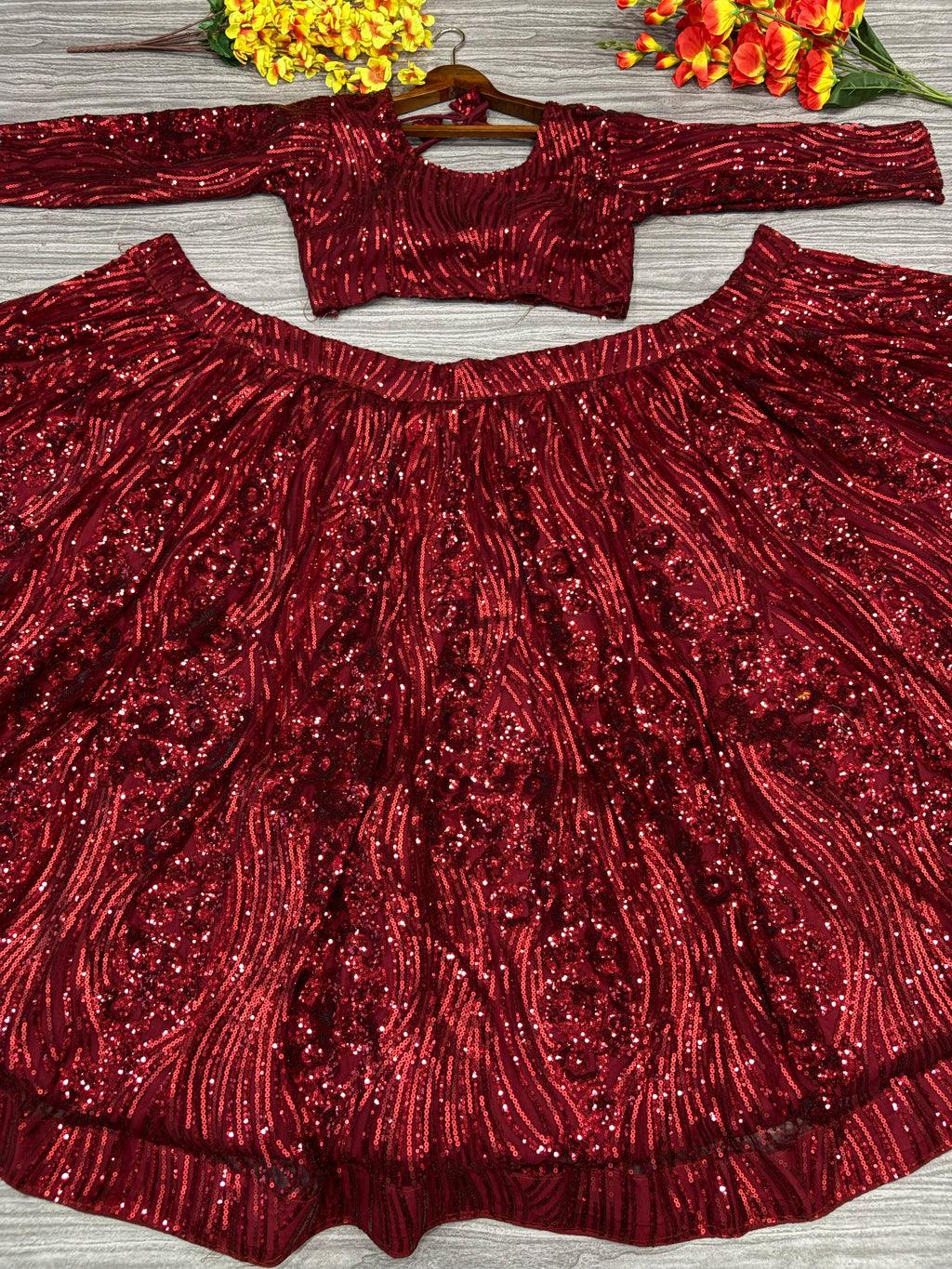 पार्टी वेयर ट्रेंडी लहंगा चोली, खूबसूरत कढ़ाई वर्क के साथ