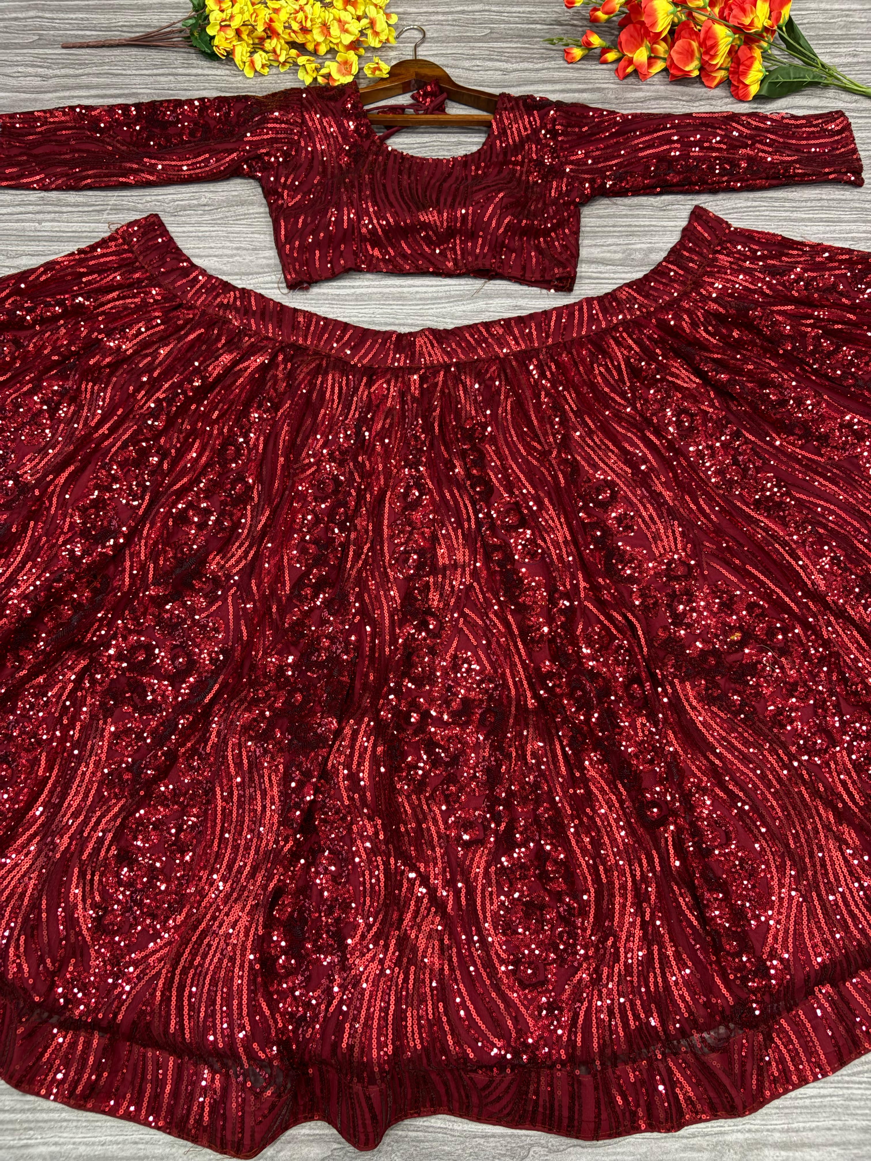 पार्टी वेयर ट्रेंडी लहंगा चोली, खूबसूरत कढ़ाई वर्क के साथ