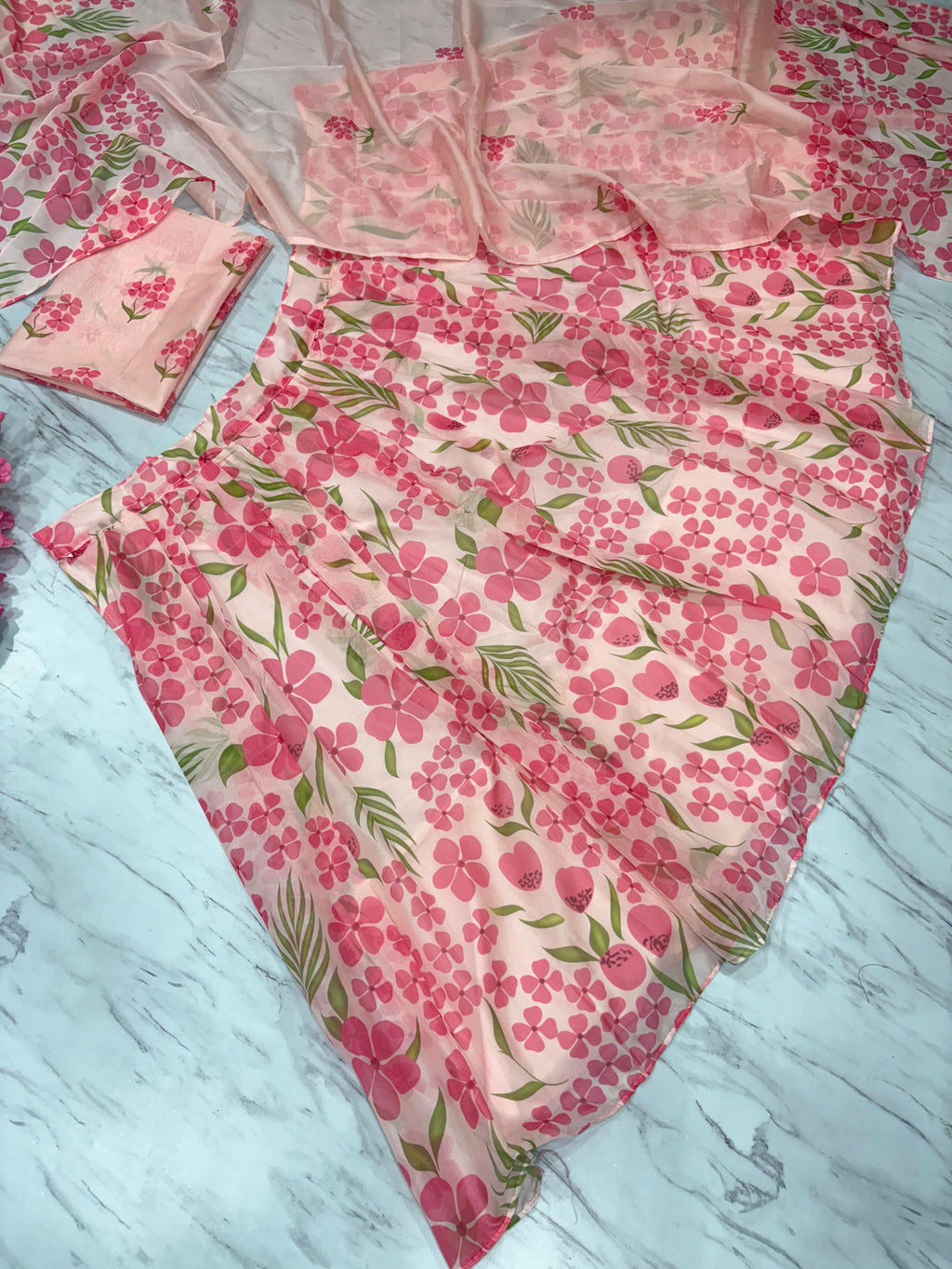 पार्टी के लिए खूबसूरत लेटेस्ट लहंगा चोली