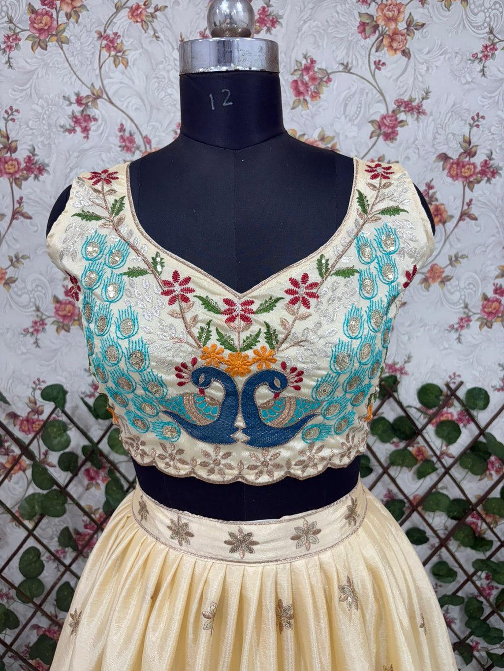 खूबसूरत मल्टी थ्रेड कढ़ाई वाला डिज़ाइनर लहंगा चोली