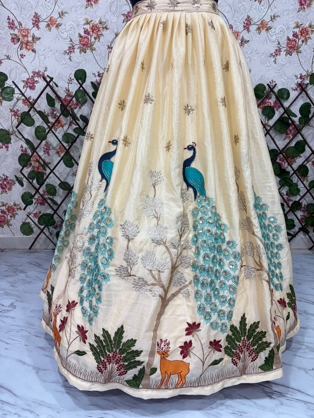 खूबसूरत मल्टी थ्रेड कढ़ाई वाला डिज़ाइनर लहंगा चोली