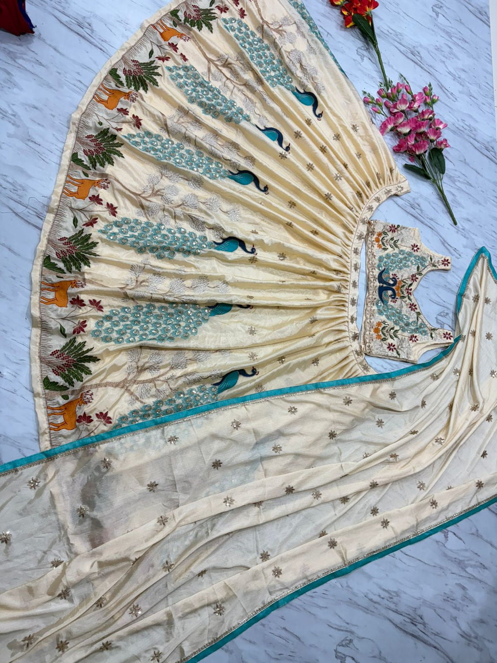 खूबसूरत मल्टी थ्रेड कढ़ाई वाला डिज़ाइनर लहंगा चोली