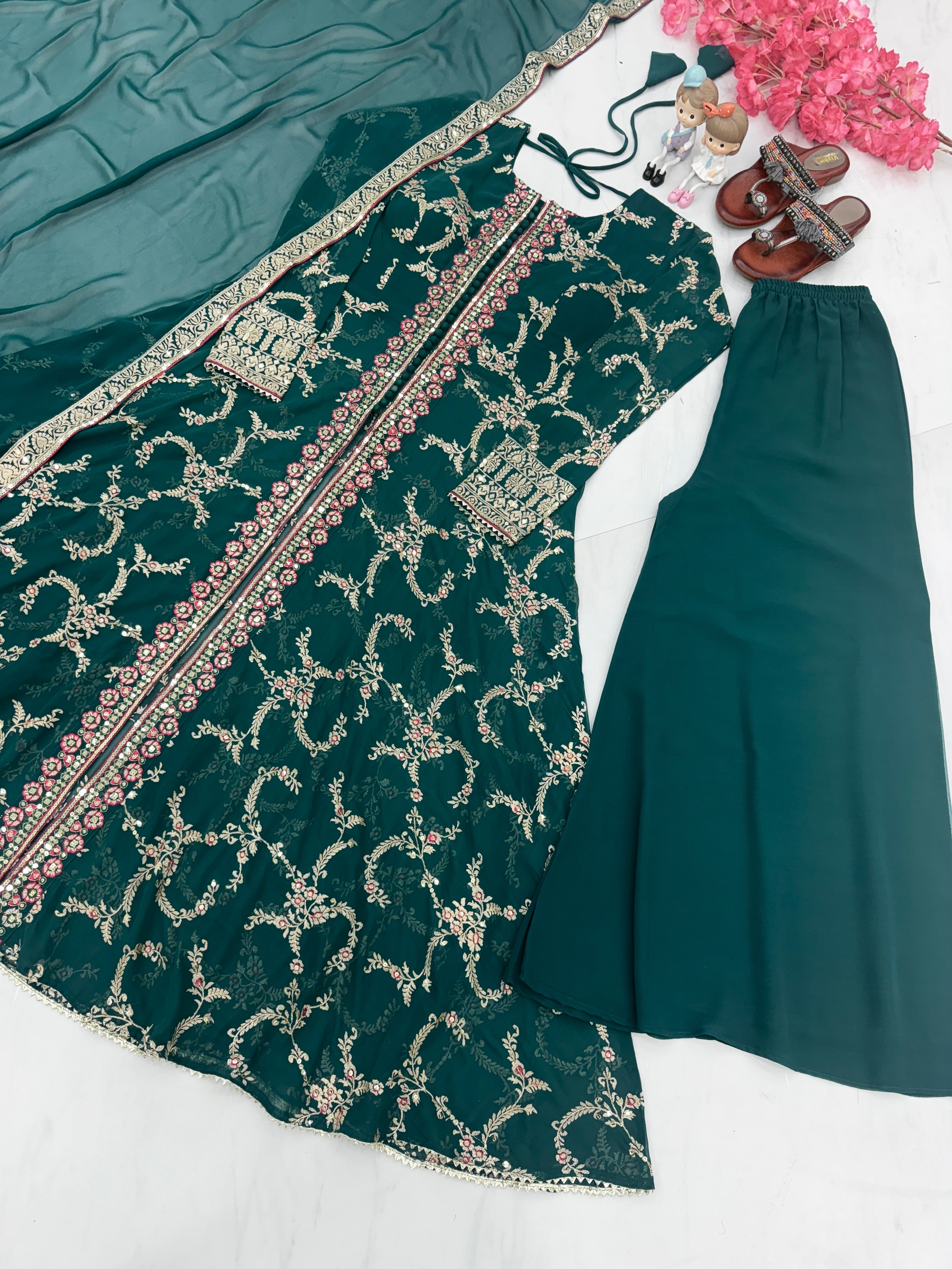 पार्टी वियर लुक के लिए फैंसी गाउन, दुपट्टा और प्लाजो सेट