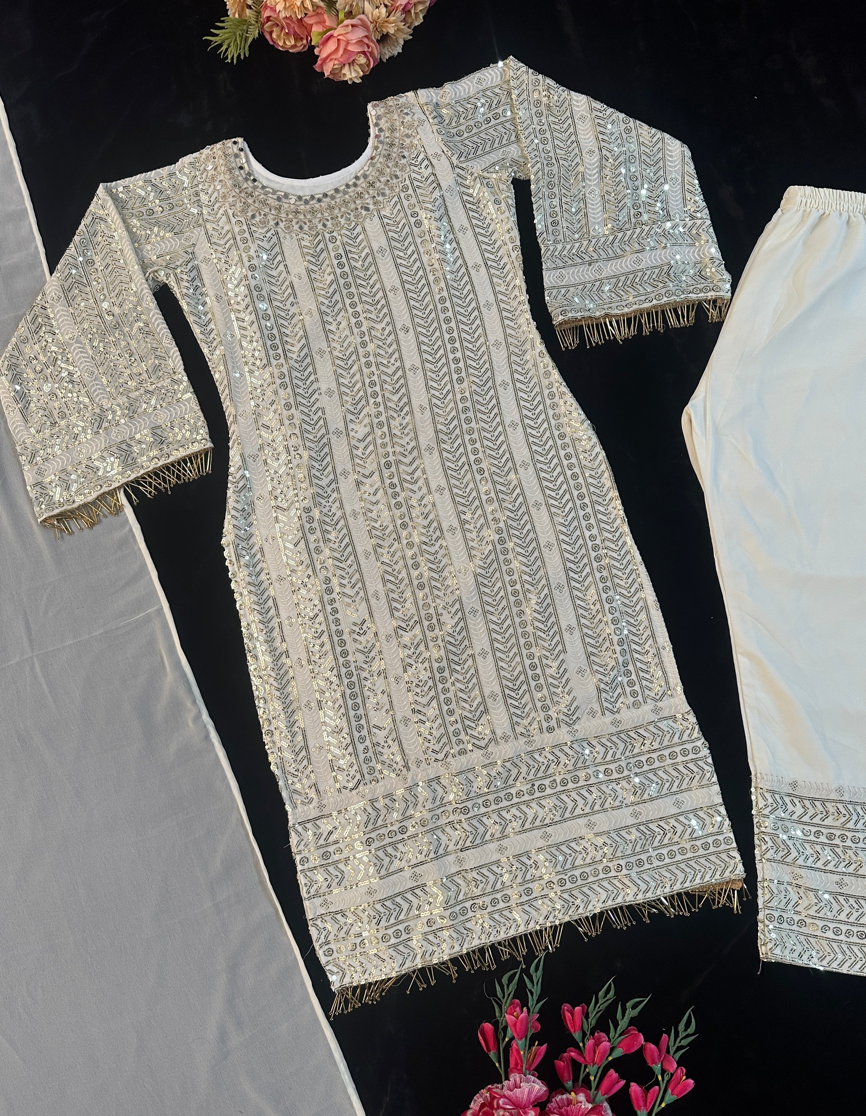 पार्टी वियर फैंसी टॉप पैंट और दुपट्टा, कढ़ाई वर्क के साथ