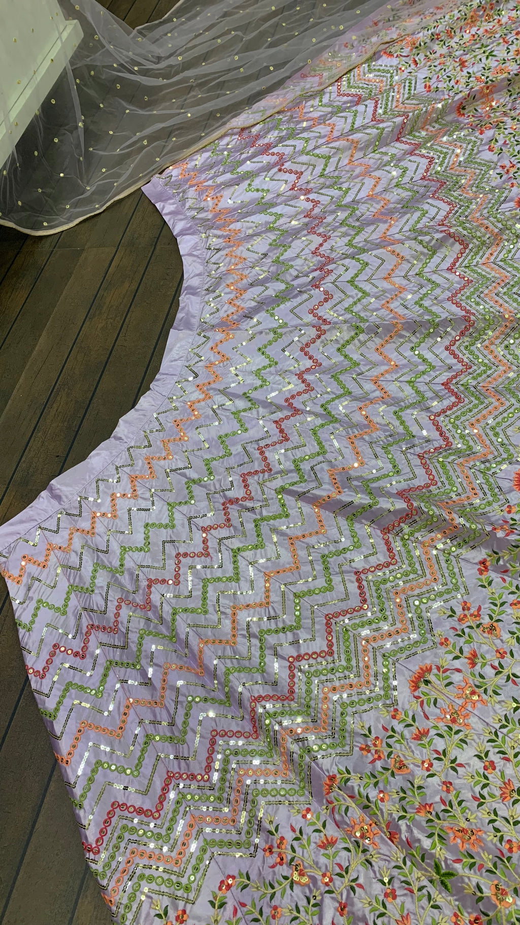 पार्टी वेयर डिजाइनर लहंगा चोली, सीक्वेंस और थ्रेड वर्क के साथ