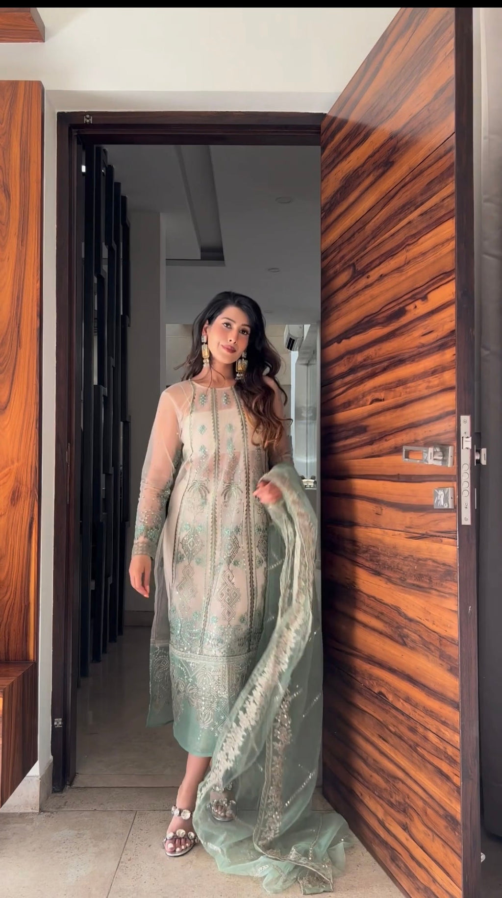 पार्टी वियर फैंसी 4 पीस सेट, कढ़ाई और सीक्वेंस वर्क के साथ