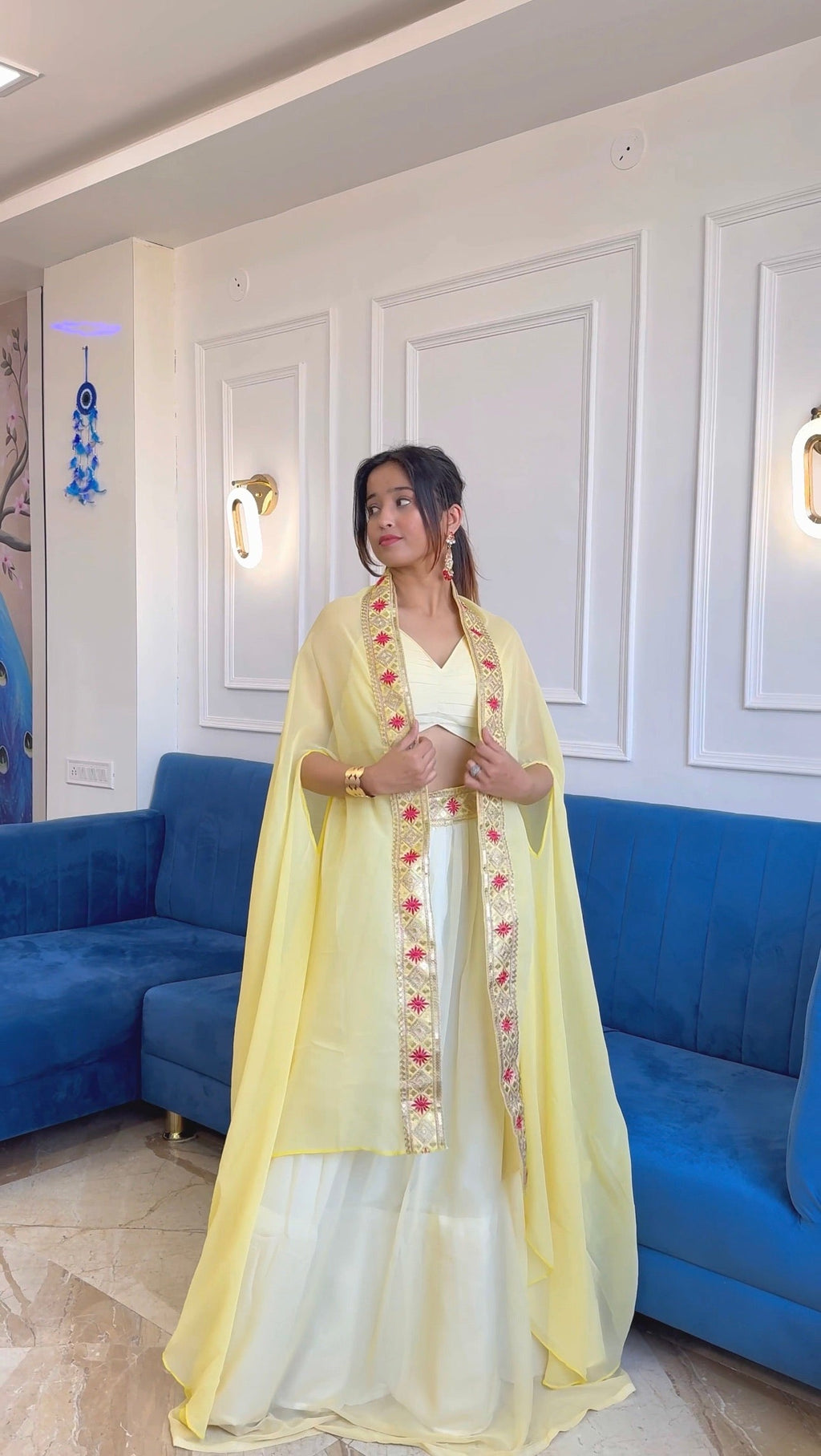 धागे, डोरी और सीक्वेंस वर्क से सजा पार्टी वियर स्टाइलिश इंडो वेस्टर्न लहंगा सेट