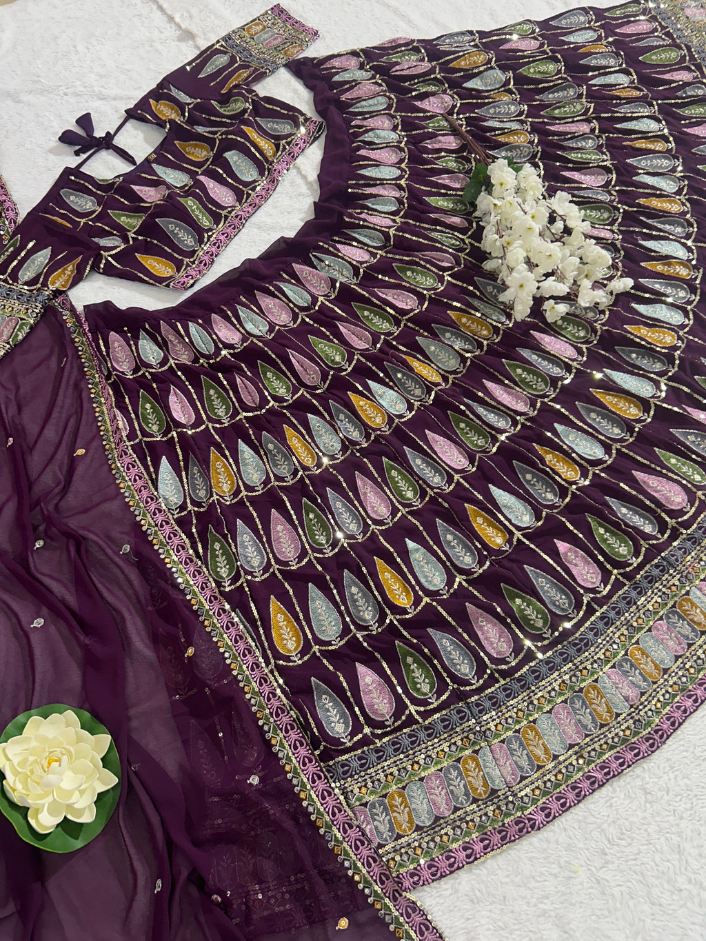 पार्टी वेयर लहंगा चोली, कढ़ाई और सीक्वेंस वर्क के साथ