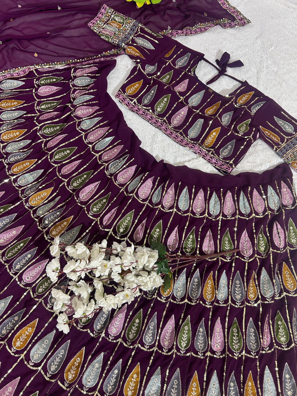 पार्टी वेयर लहंगा चोली, कढ़ाई और सीक्वेंस वर्क के साथ