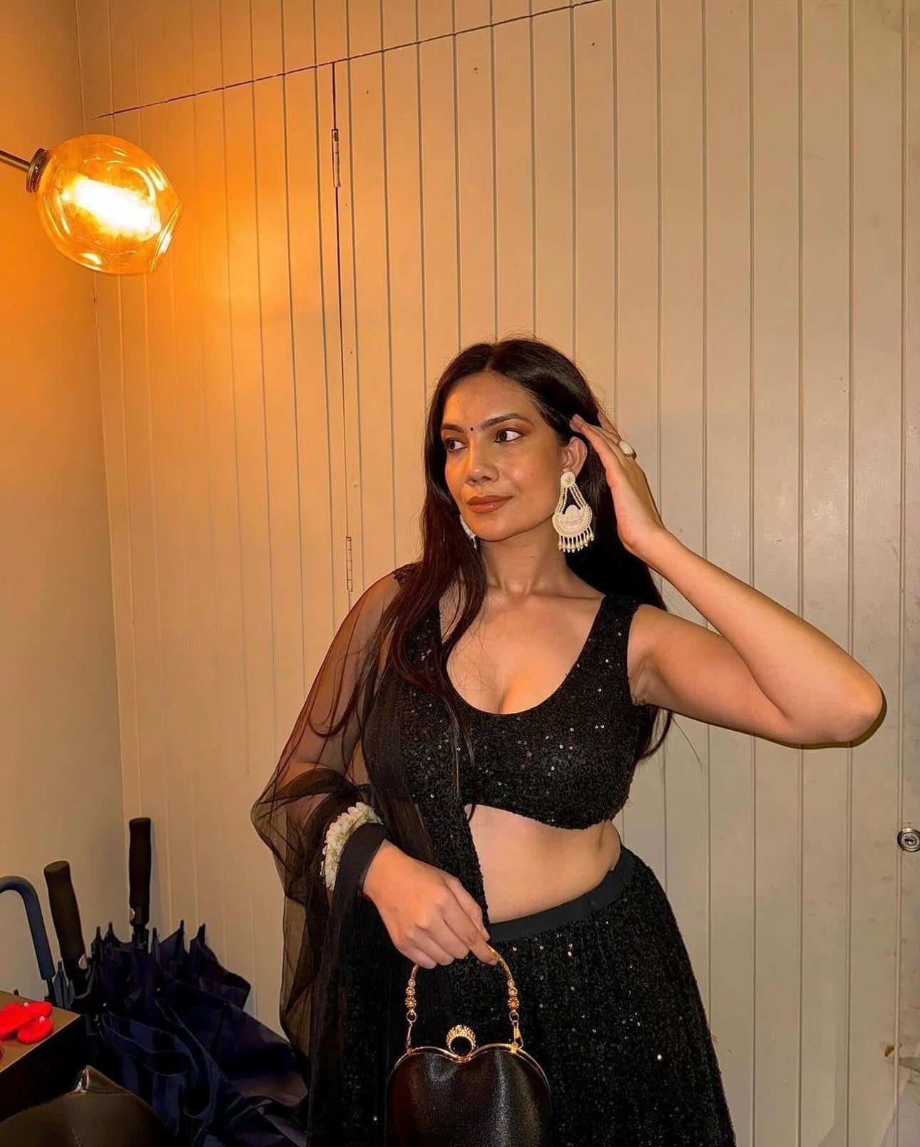 सीक्वेंस वर्क वाला डिज़ाइनर पार्टी वेयर लहंगा चोली