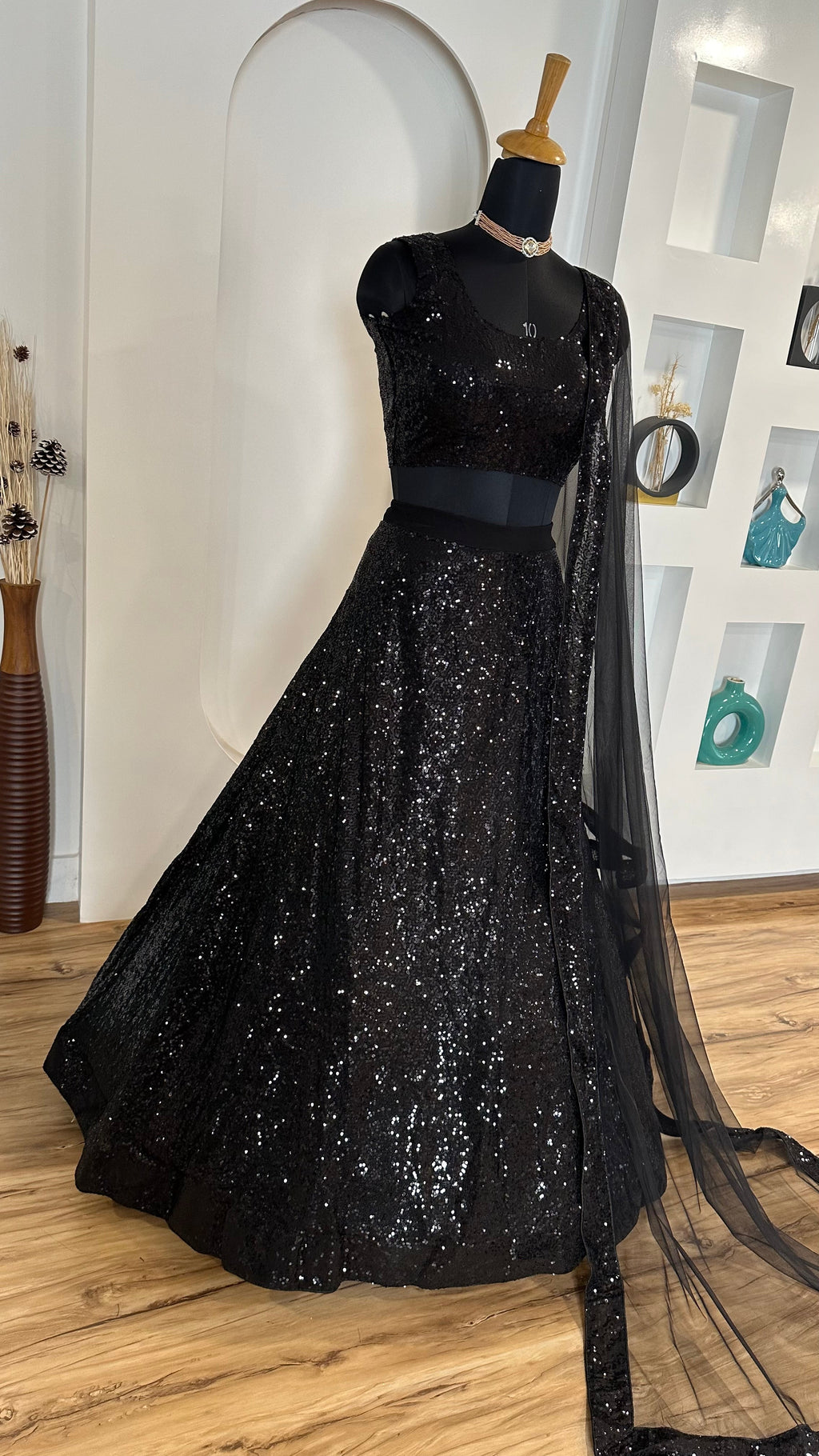 सीक्वेंस वर्क वाला डिज़ाइनर पार्टी वेयर लहंगा चोली