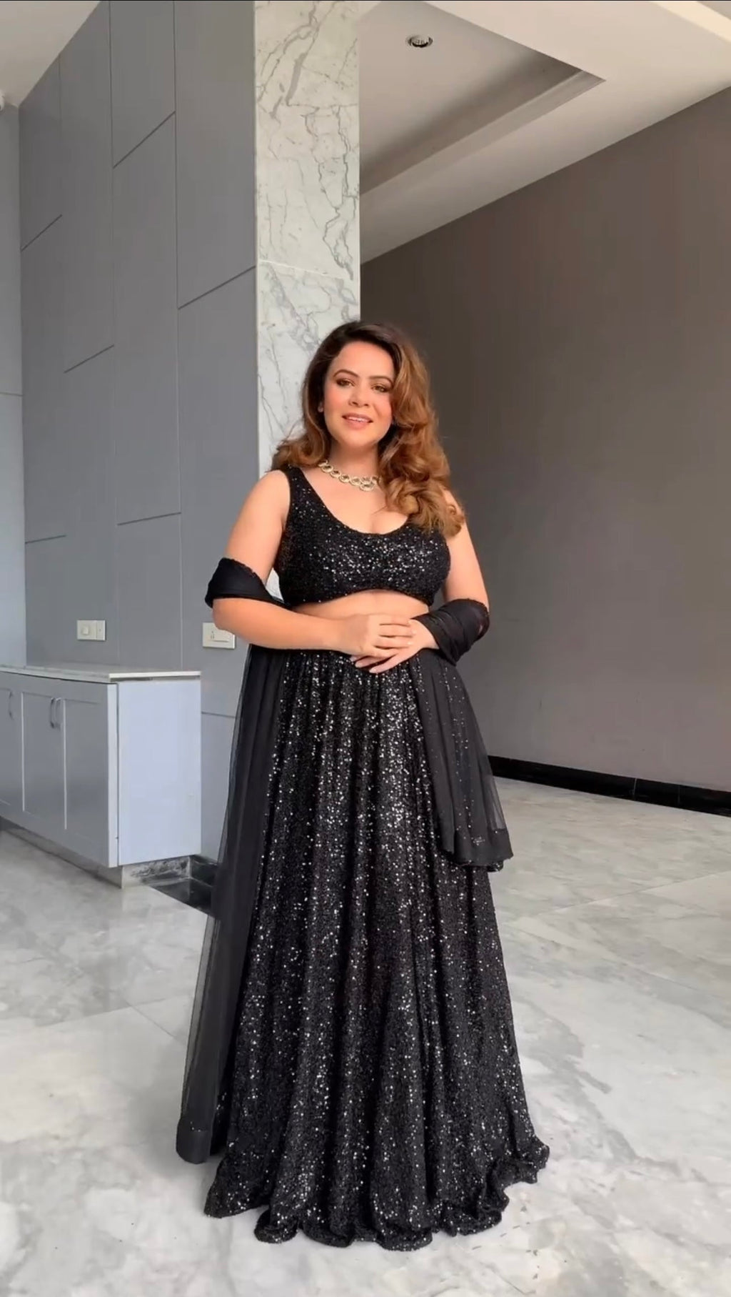 सीक्वेंस वर्क वाला डिज़ाइनर पार्टी वेयर लहंगा चोली