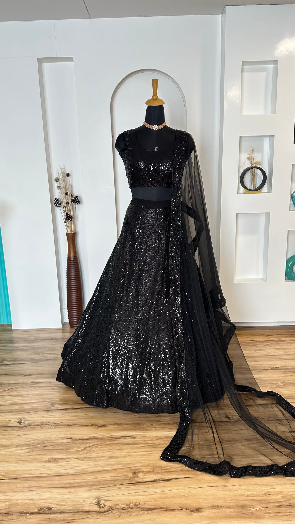 सीक्वेंस वर्क वाला डिज़ाइनर पार्टी वेयर लहंगा चोली