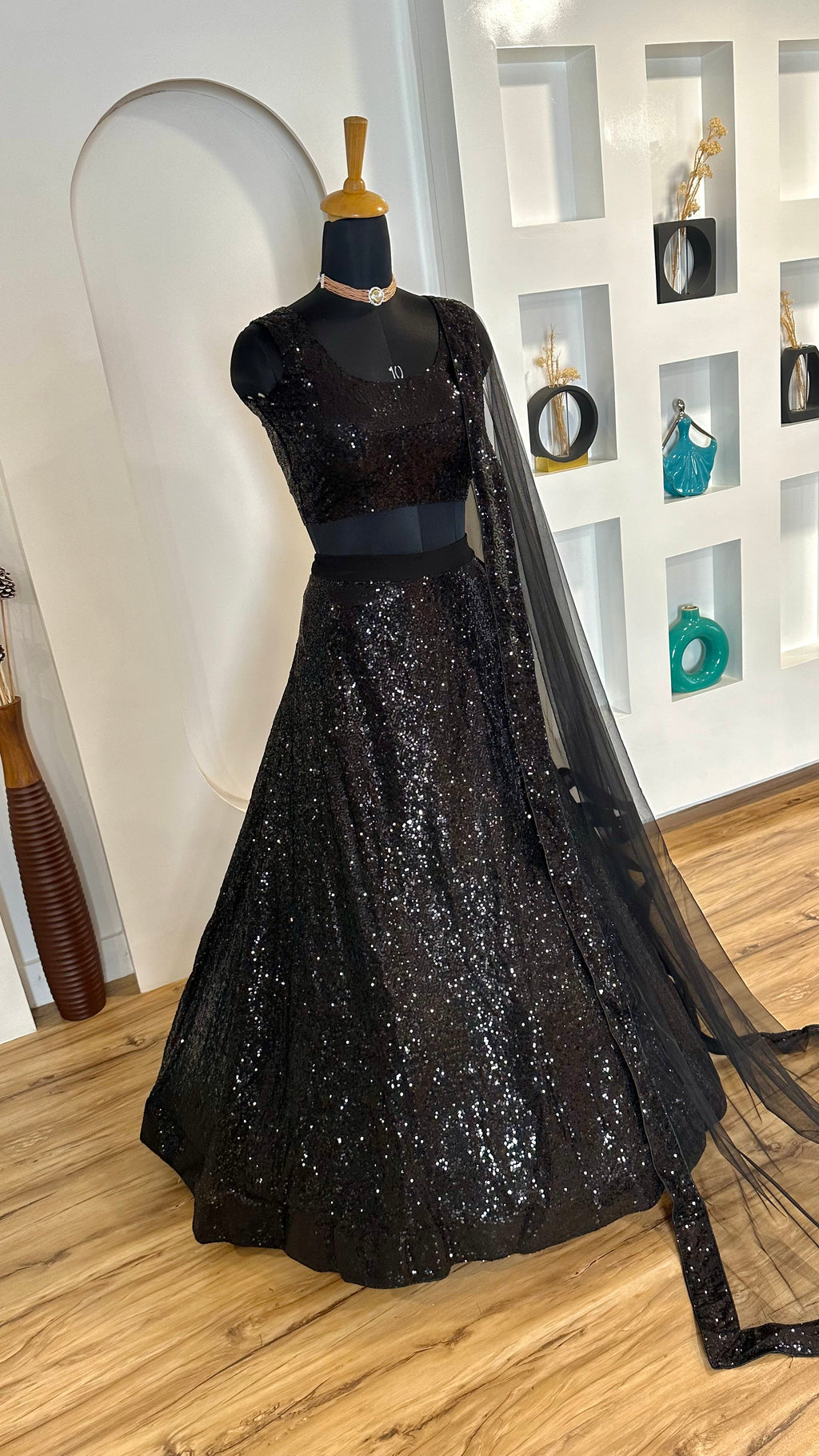 सीक्वेंस वर्क वाला डिज़ाइनर पार्टी वेयर लहंगा चोली