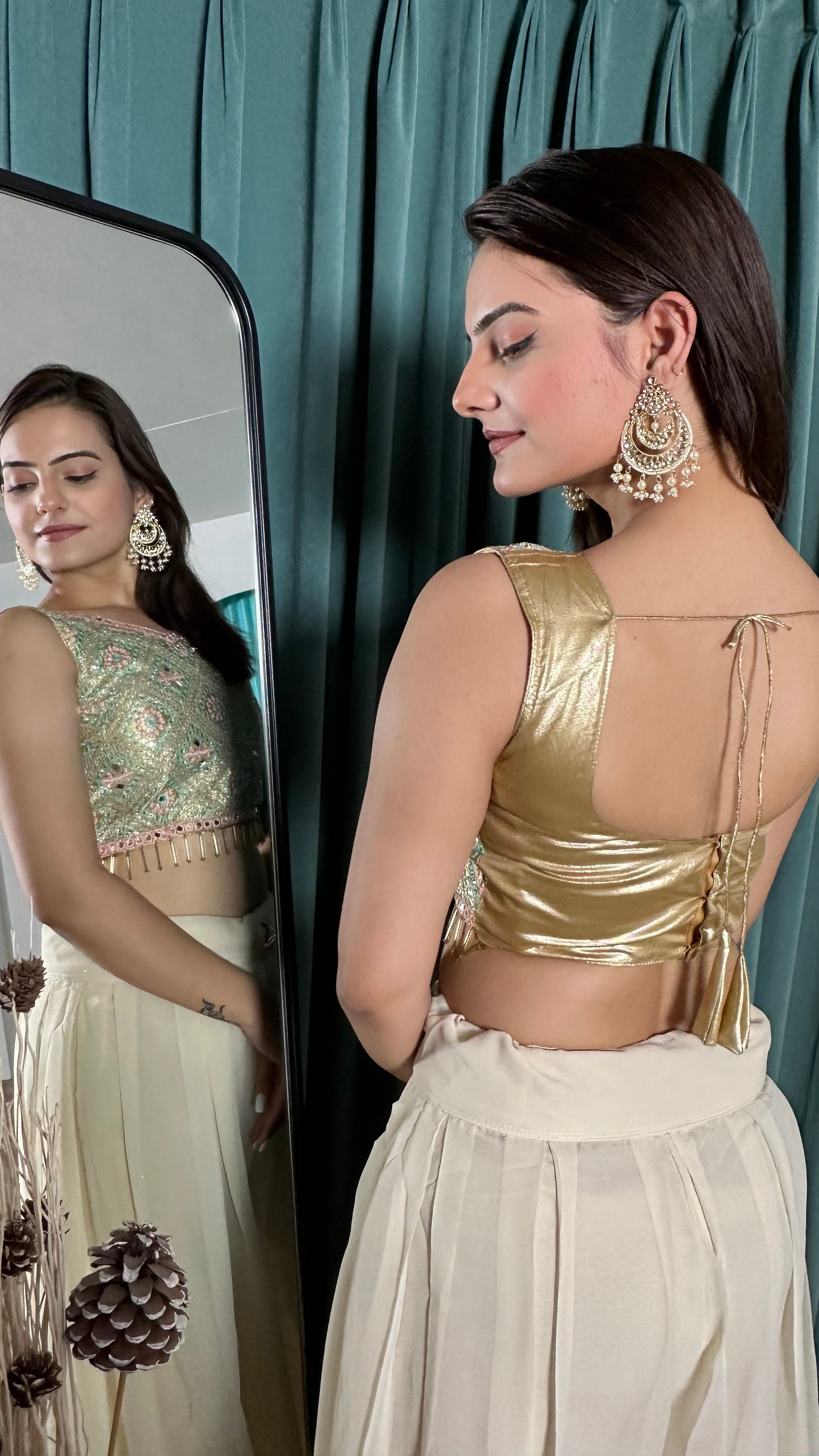 दर्पण और पत्थर के काम से सजा स्टाइलिश प्लाज़ो सेट