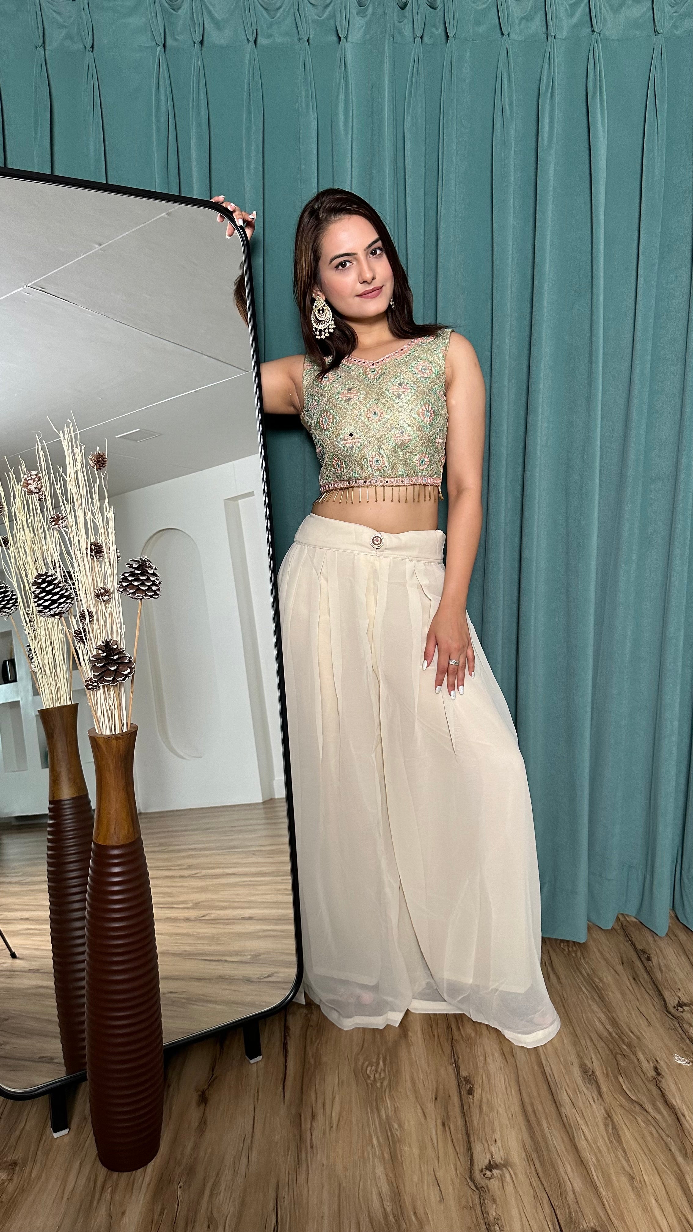 दर्पण और पत्थर के काम से सजा स्टाइलिश प्लाज़ो सेट