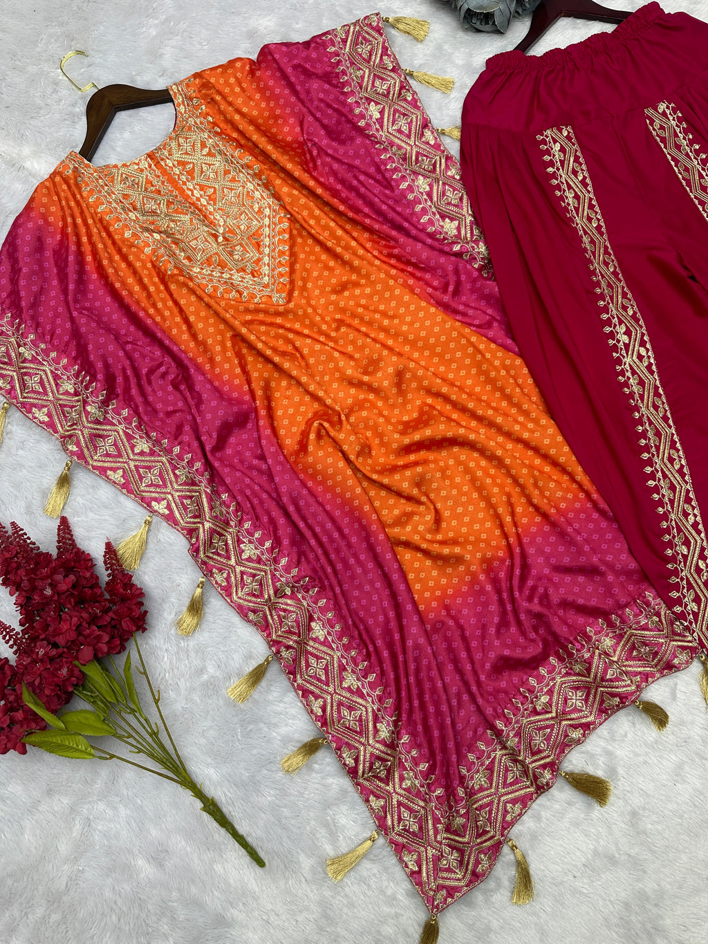 डिजाइनर कफ्तान और धोती पर कढ़ाई और डिजिटल प्रिंट का काम।