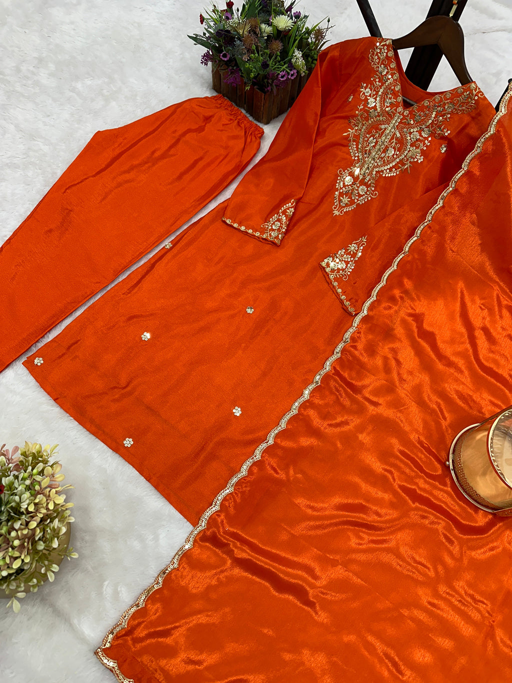 कढ़ाई और सीक्वेंस वर्क वाला पार्टी वेयर सूट सेट