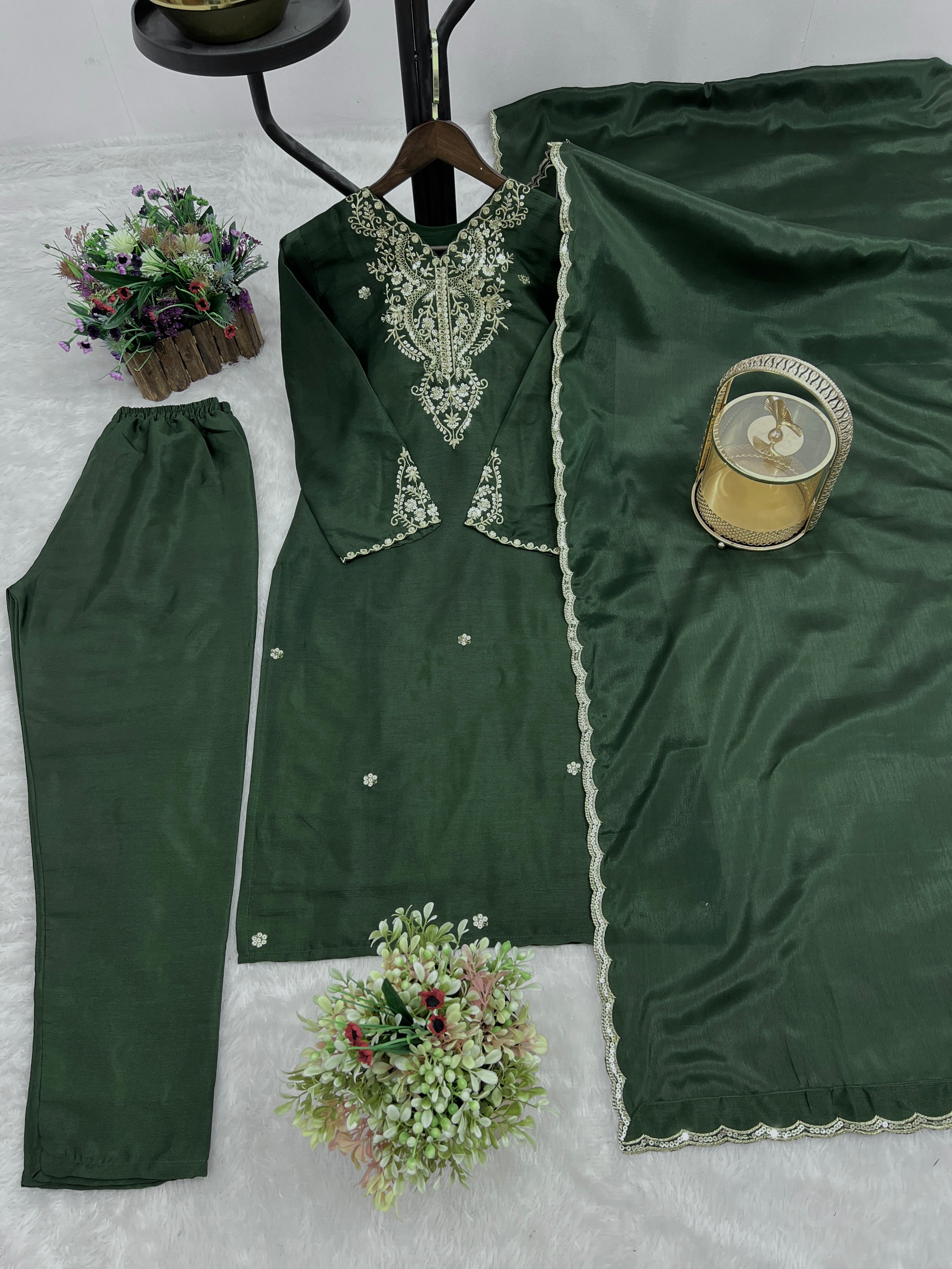 कढ़ाई और सीक्वेंस वर्क वाला पार्टी वेयर सूट सेट