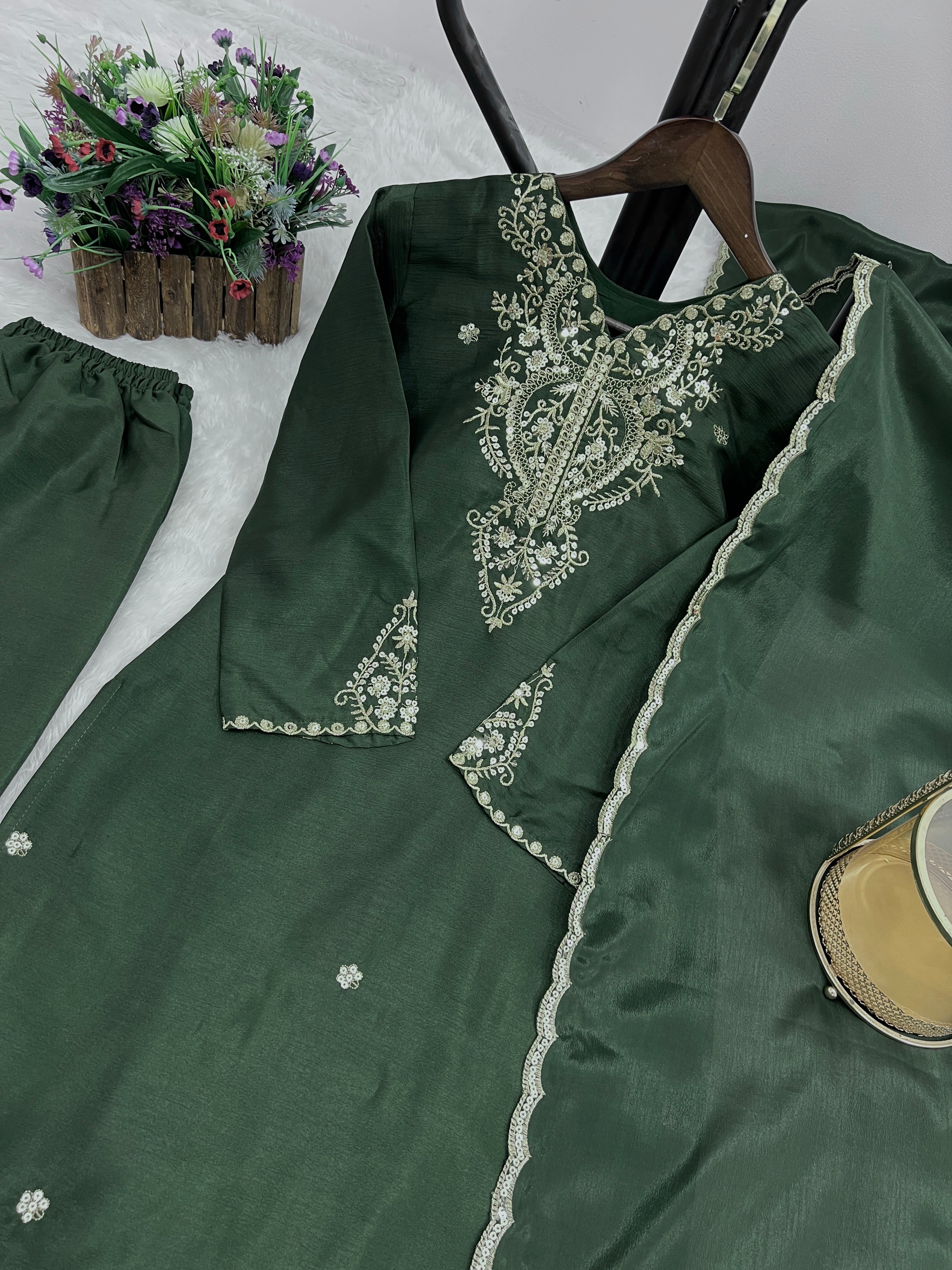 कढ़ाई और सीक्वेंस वर्क वाला पार्टी वेयर सूट सेट