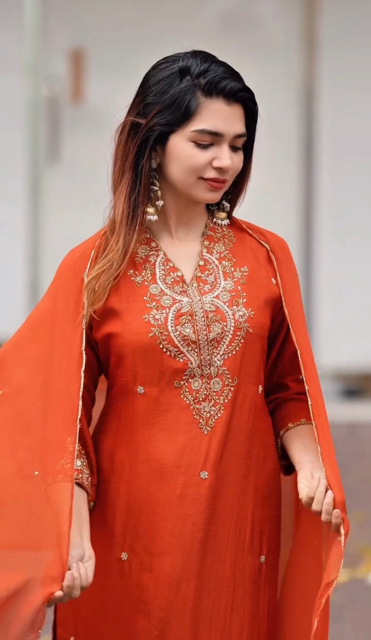 कढ़ाई और सीक्वेंस वर्क वाला पार्टी वेयर सूट सेट