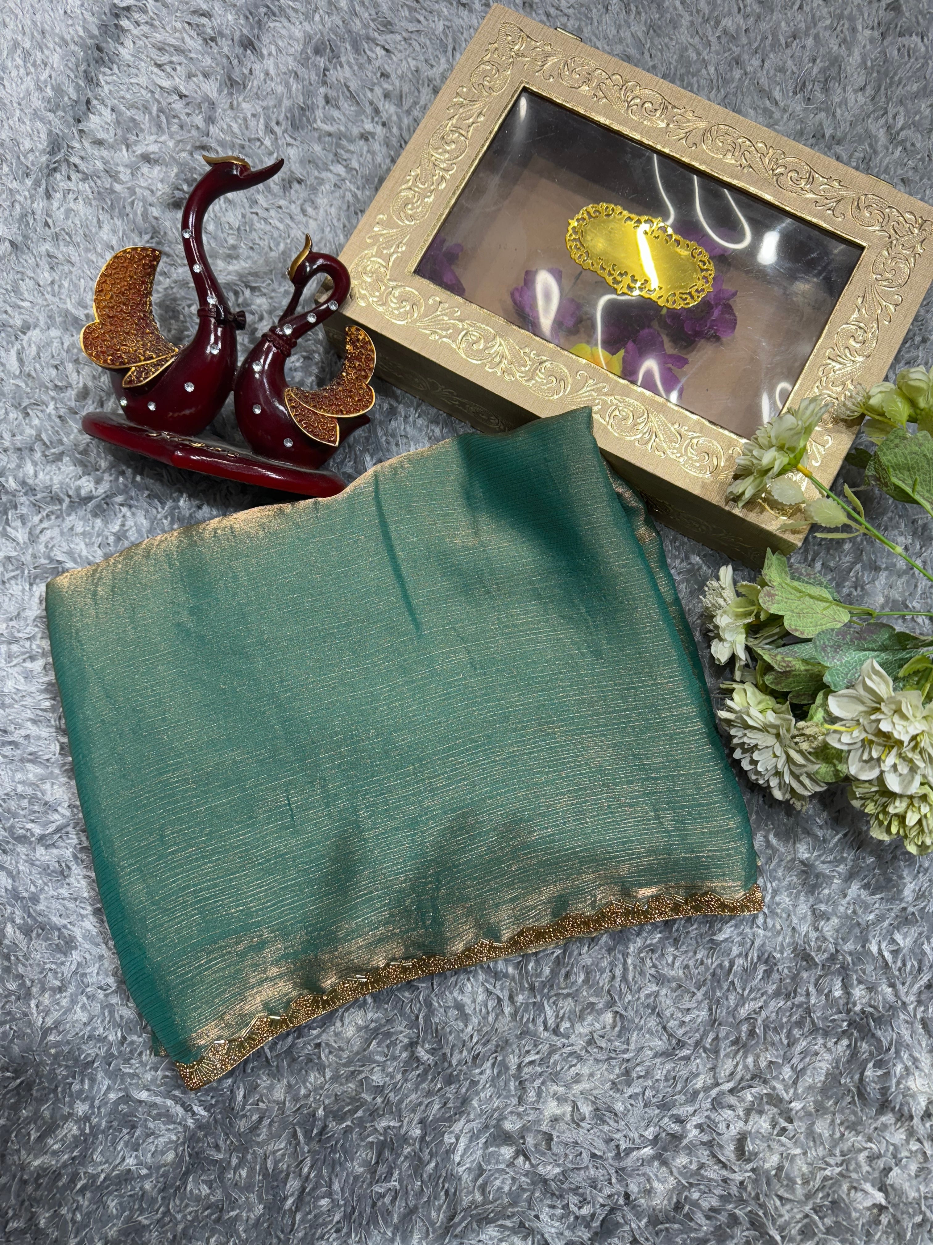 कटदाना मोती लेस बॉर्डर वाली डिज़ाइनर पार्टी वेयर साड़ी