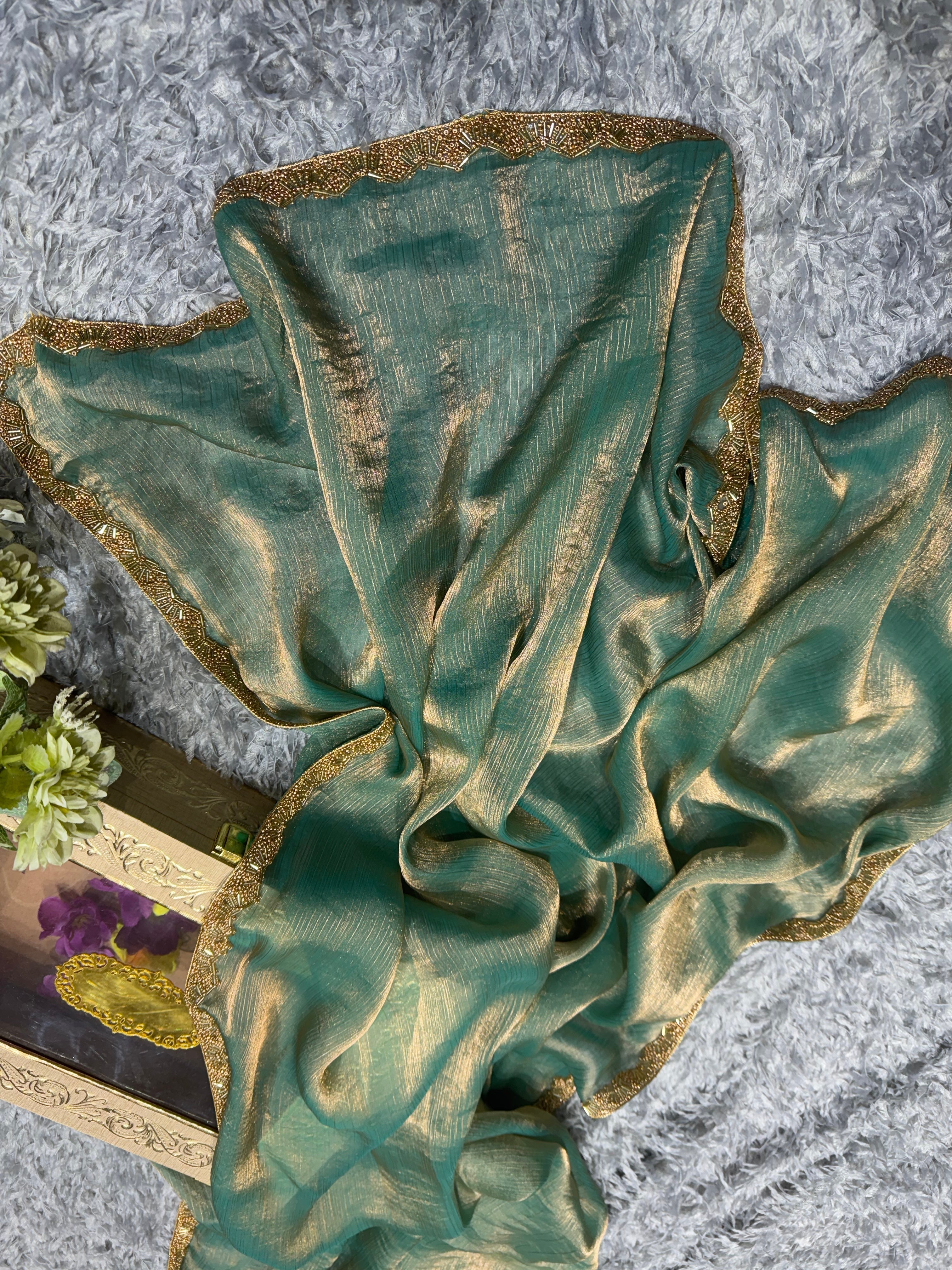 कटदाना मोती लेस बॉर्डर वाली डिज़ाइनर पार्टी वेयर साड़ी