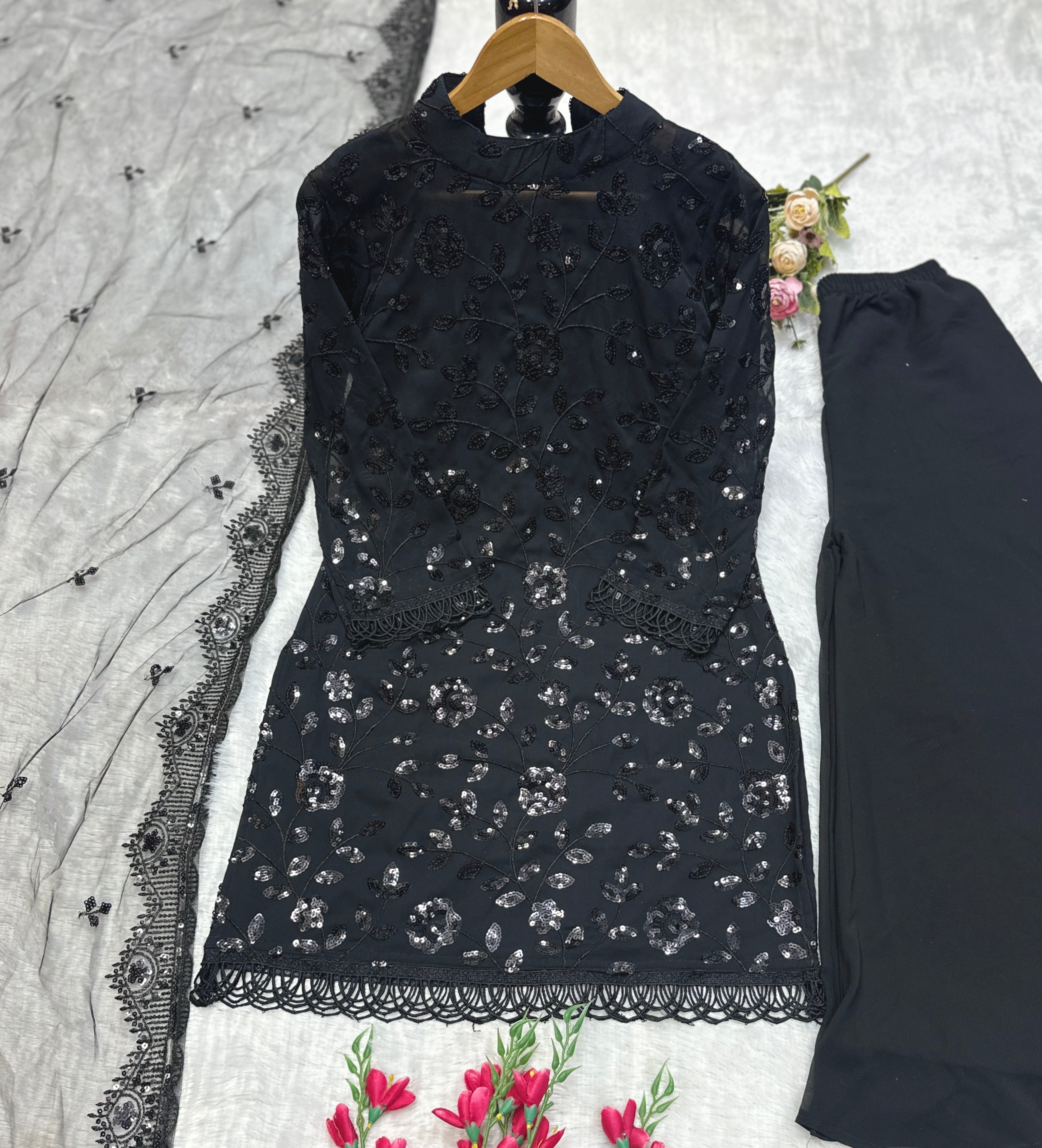 कढ़ाई वर्क वाला डिज़ाइनर टॉप, बॉटम और दुपट्टा